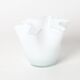 petit vase mouchoir en opaline blanche