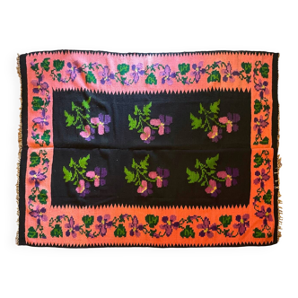 Tapis floral olténien tissé à la main en laine, fleurs violettes sur fond noir et rose