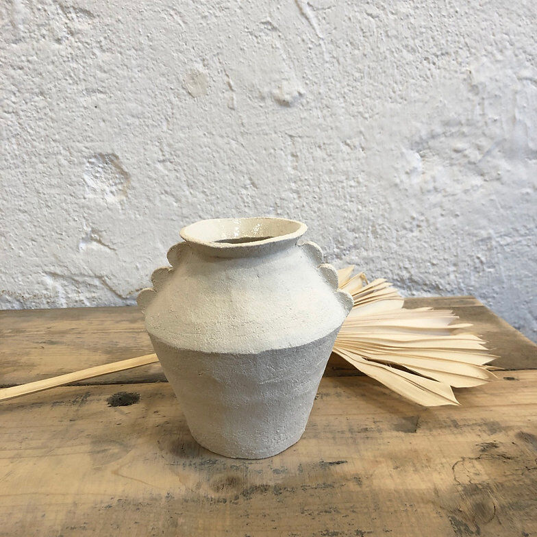 White ear vase - Cassandre Bouilly