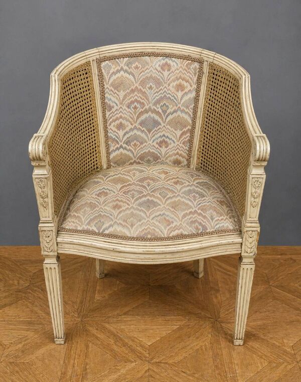 Fauteuil gondole de style Louis XVI en bois sculpté et patiné crème