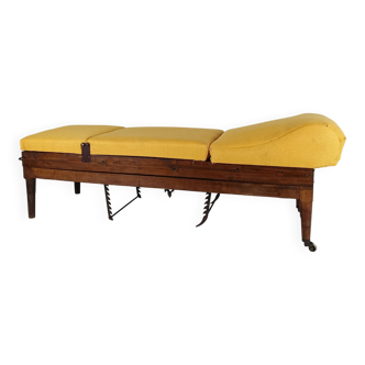 Lit d'hôpital militaire anglais ancien