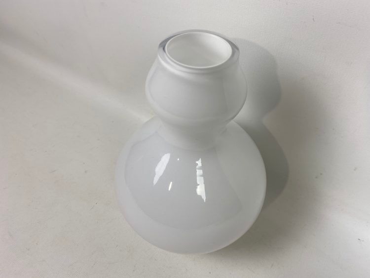 "Leonardo" rounded white glass vase