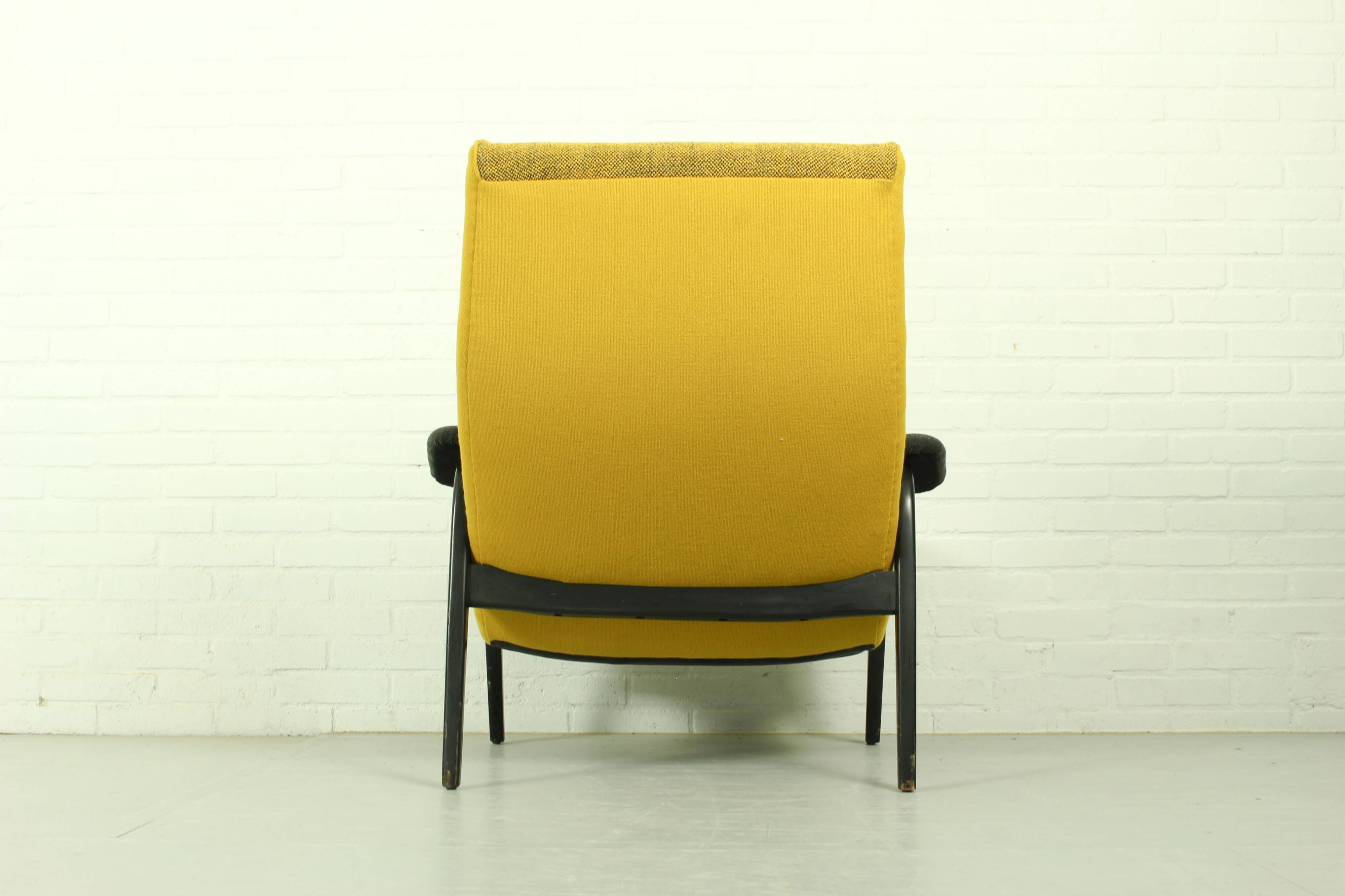 Theo Ruth pour les chaises Artifort Modèle 107 et 137 en Hallingdal Kvadrat.