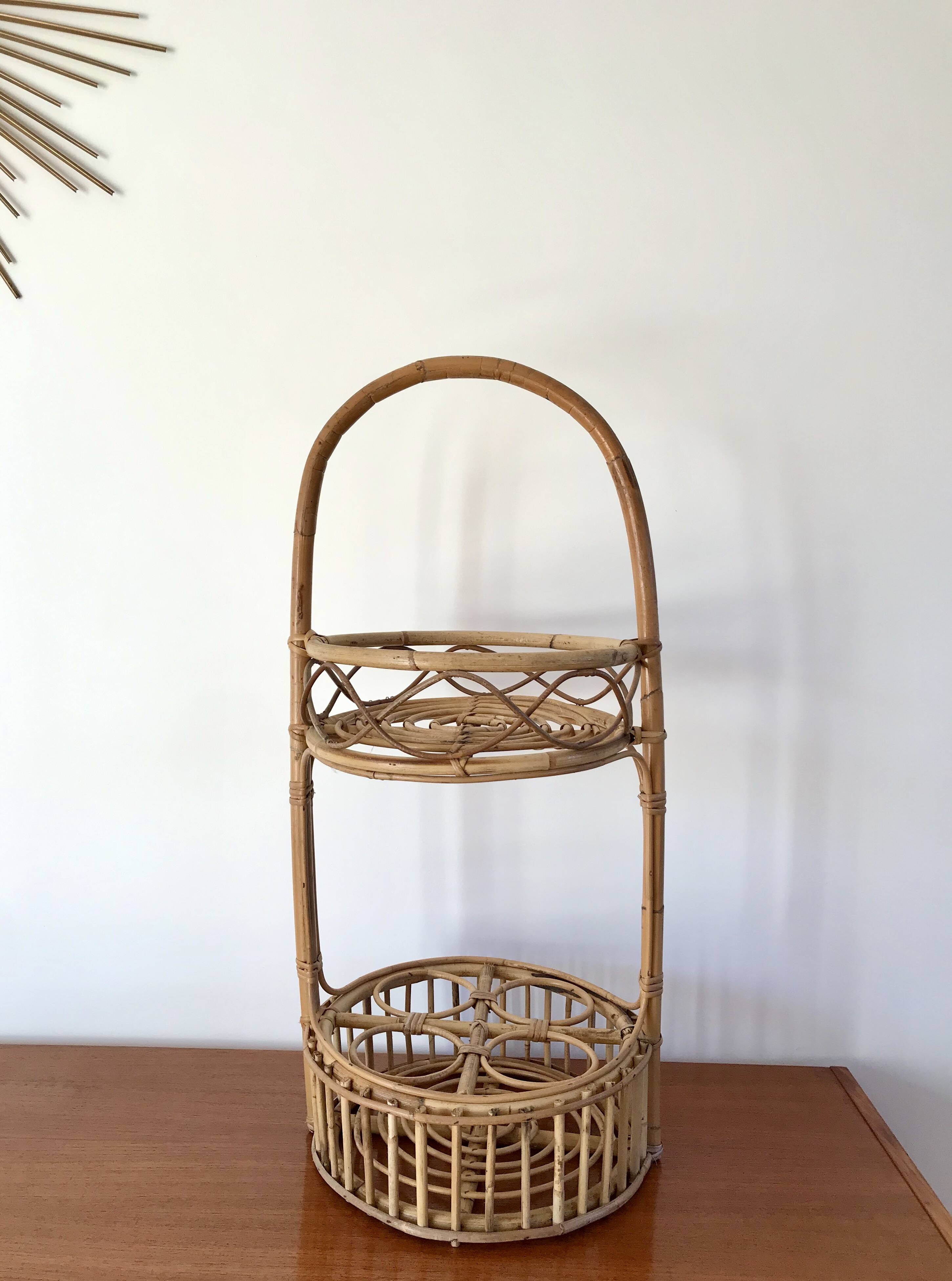 Superb rattan/bamboo bottle holder from the 60s-70s. In excellent condition.