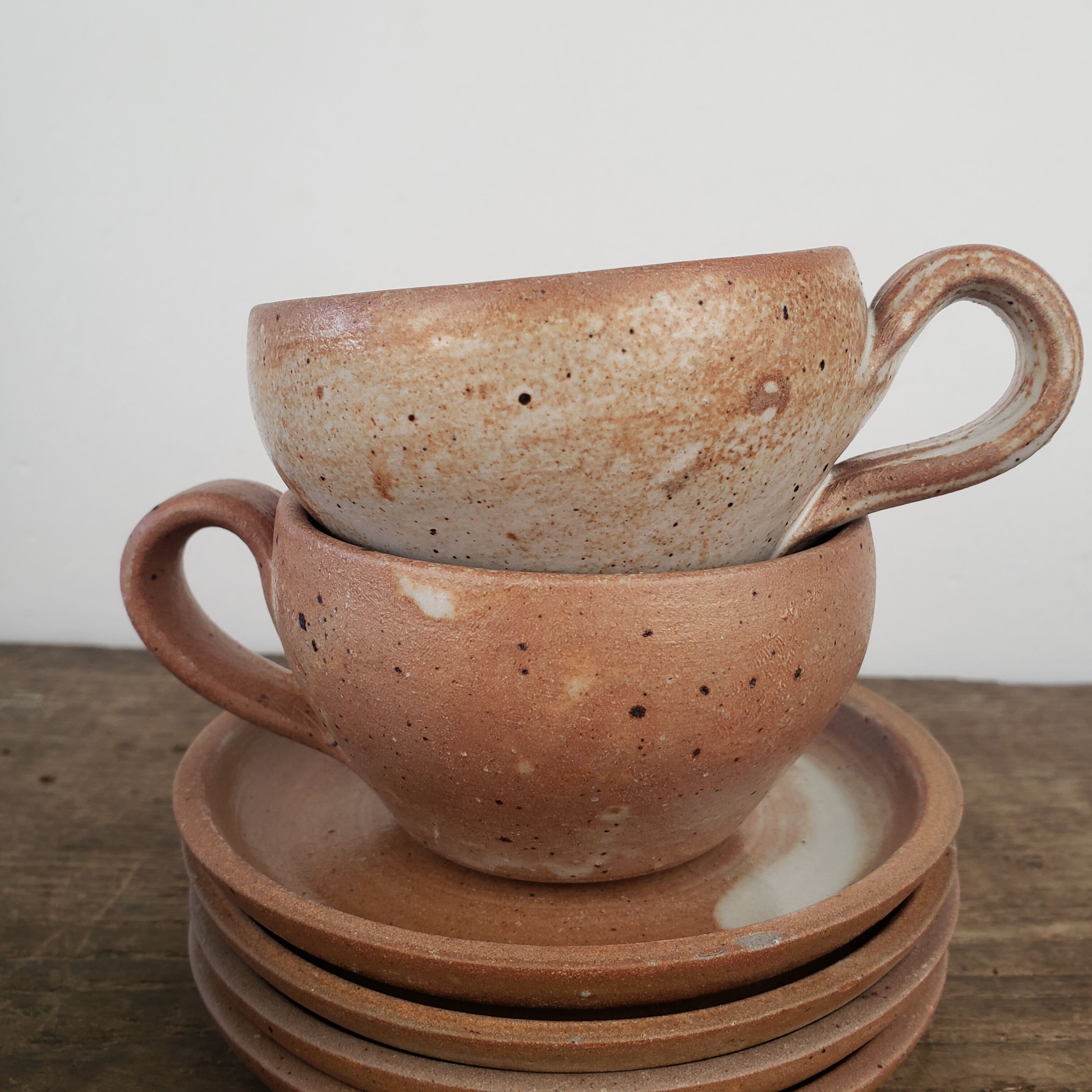 Tasses en grès avec soucoupes