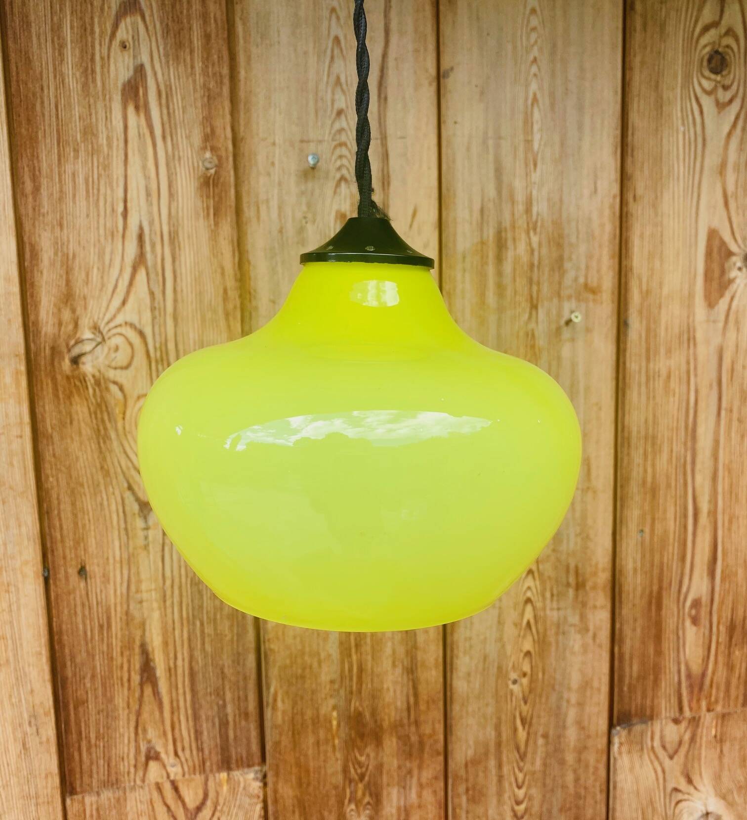 Suspension en opaline jaune vintage 70