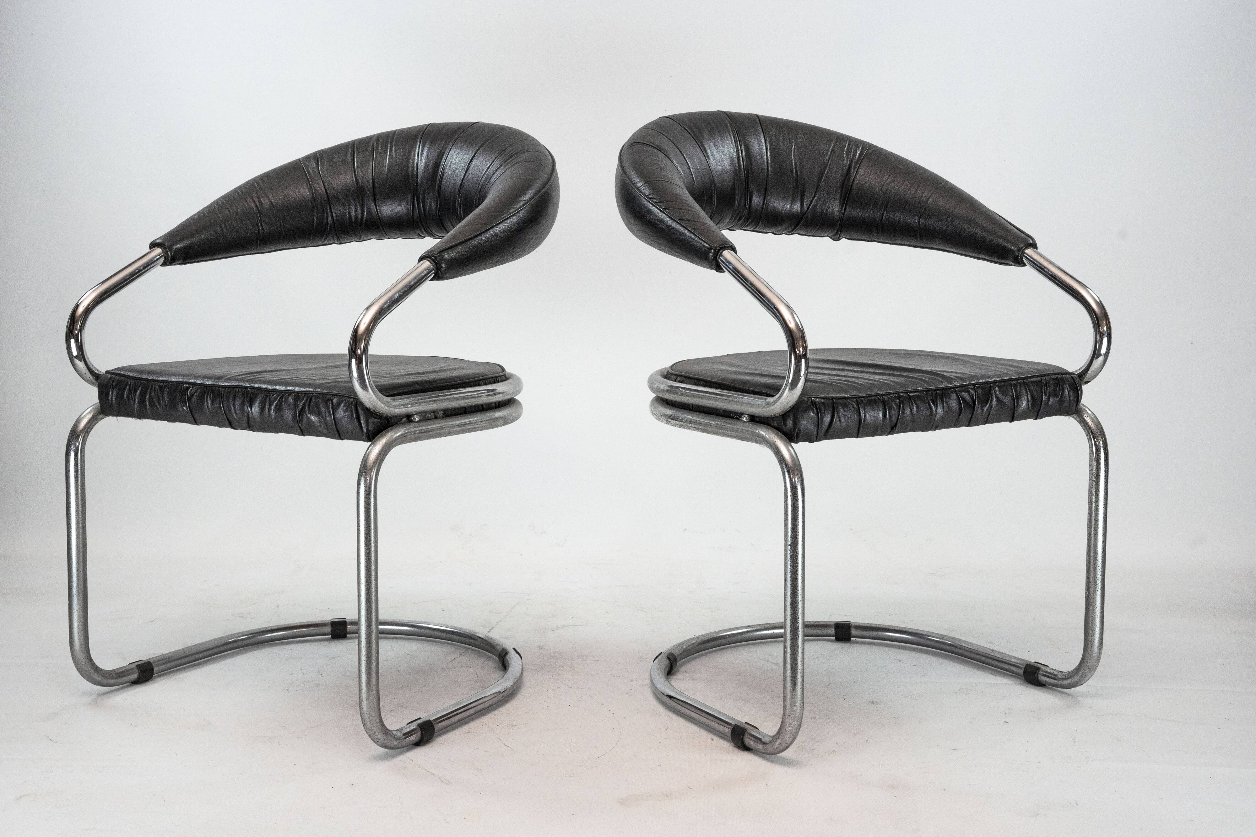 Paire de chaises en chrome et simili cuir par Giotto Stoppino. Italie années 1970.