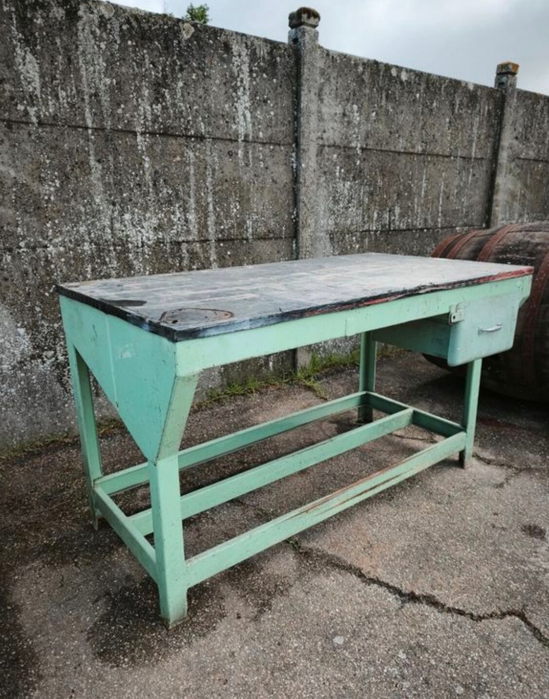 Ancien établi industriel en métal et bois
