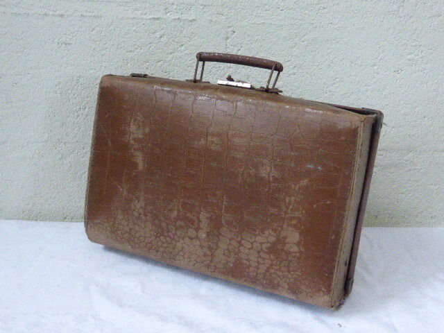Suitcase for child in brown cardboard