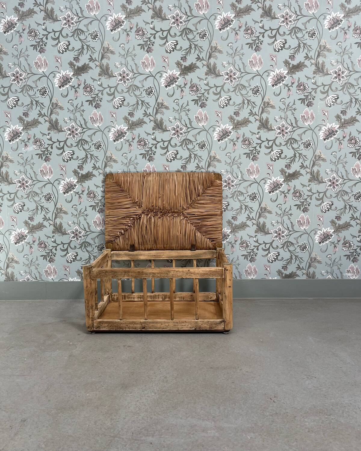 Storage bench in wood and straw (renovated)