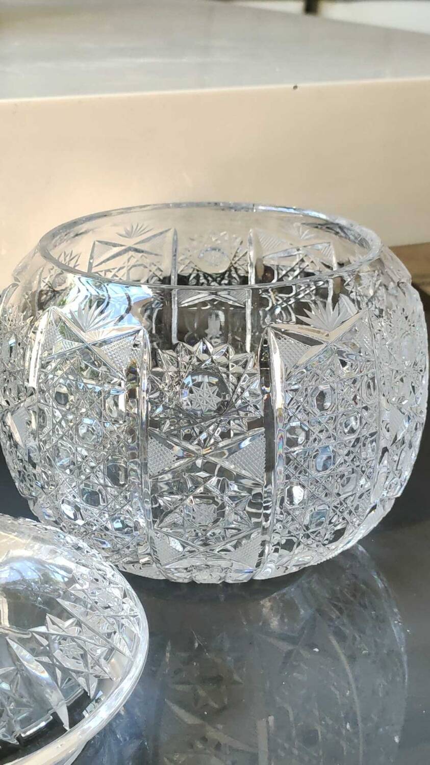 Vintage candy box/Drageoir in finely cut Bohemian crystal. Sophisticated star/brass patterns. Size 20 x 16 cm