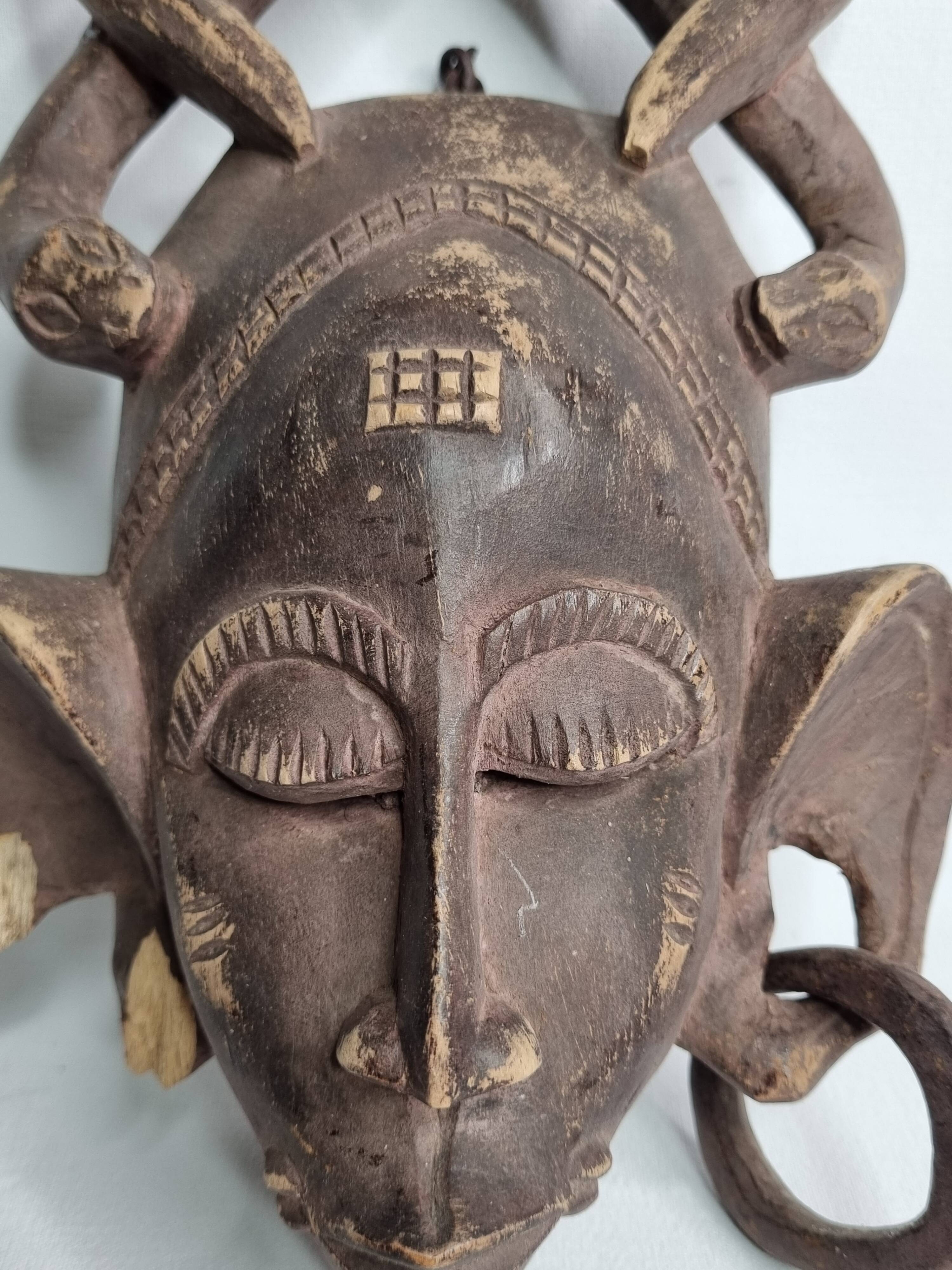 Masque Sénoufo Kpelie en bois sculpté, Côte d’Ivoire, XXe, 30 x 18 cm