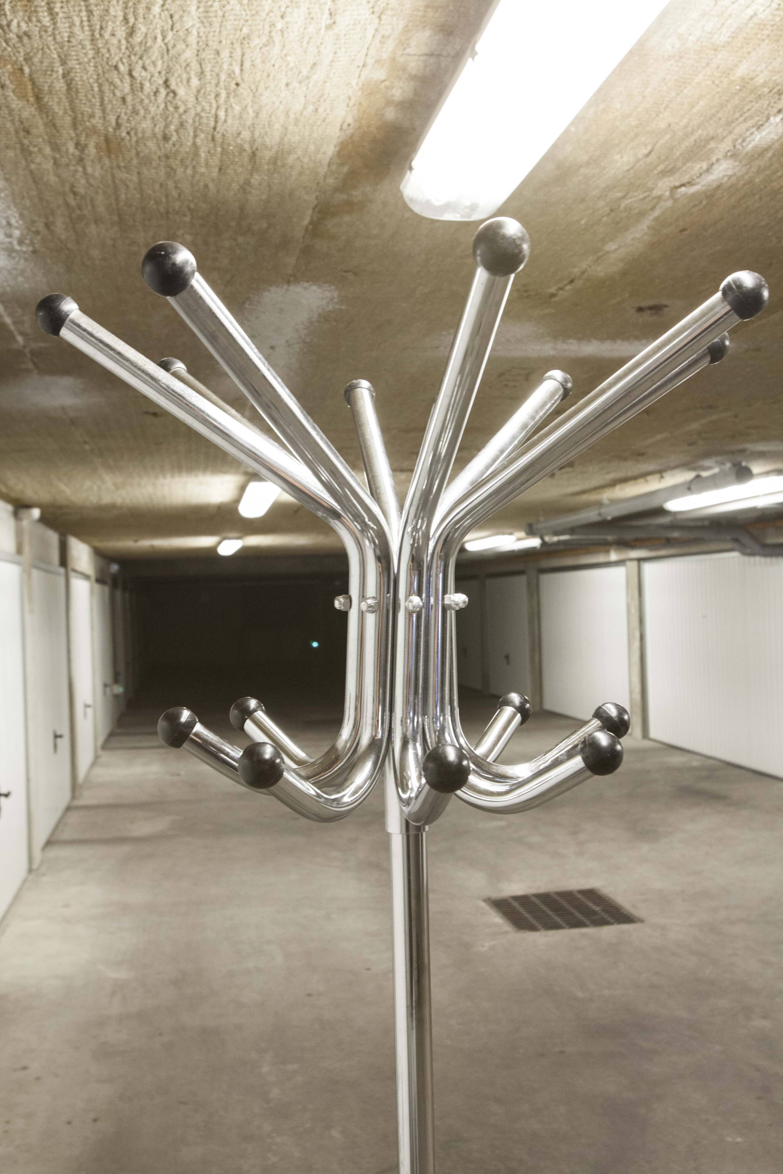 Parrot coat rack 16 hooks industrial in chromed metal and base + black balls 1960