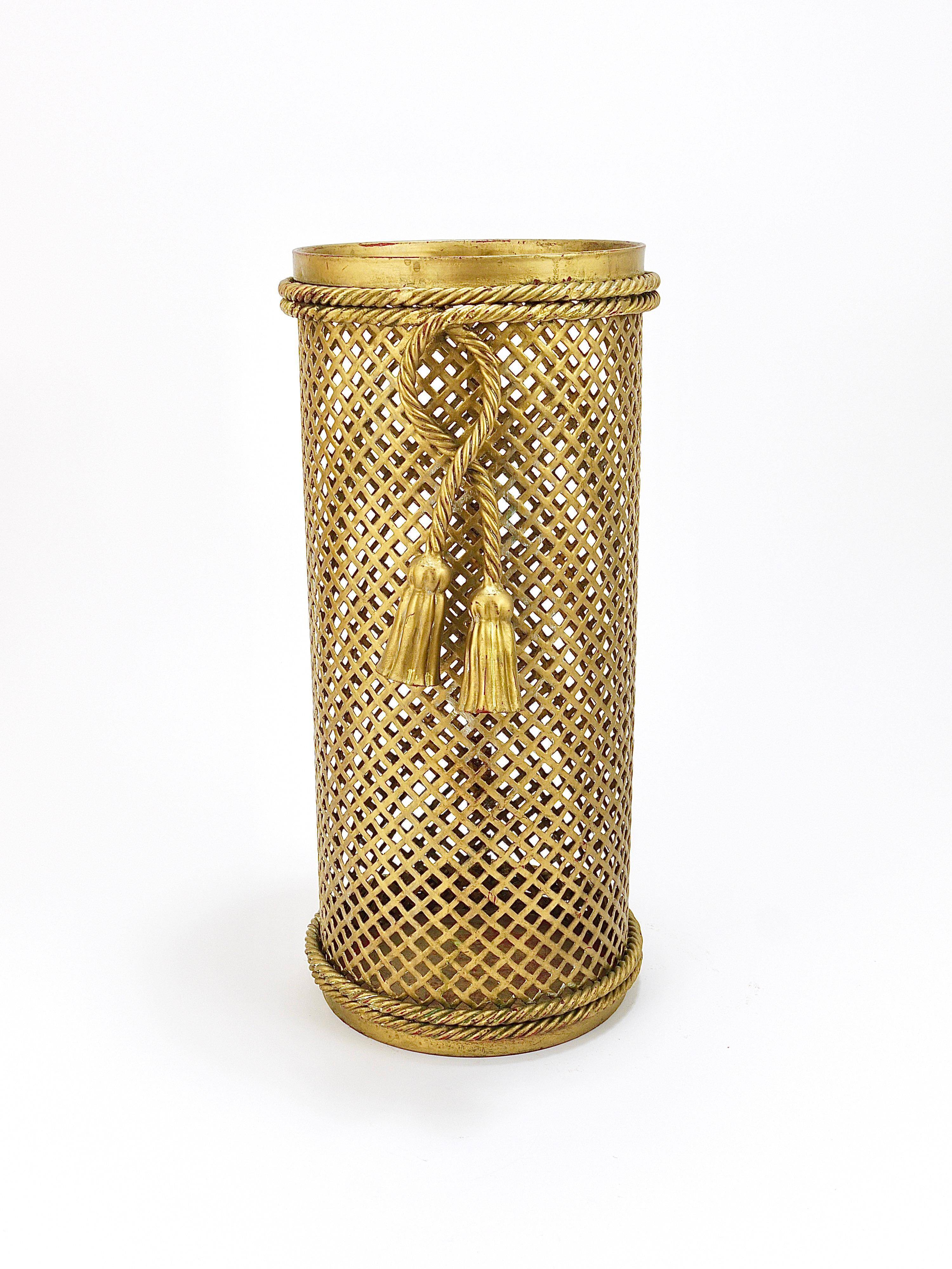 Hollywood Regency umbrella stand in gold metal with cord and tassels, Li Puma Firenze, 1950.