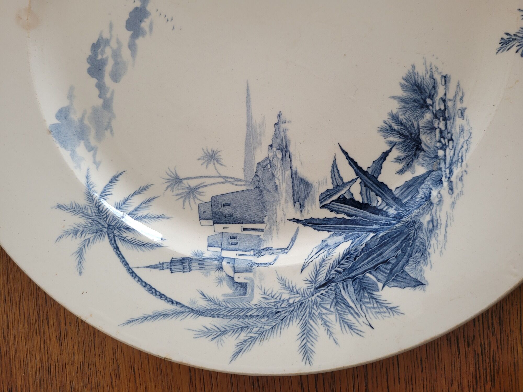 Plat en terre de fer «  vues d’Orient » faïence de Gien