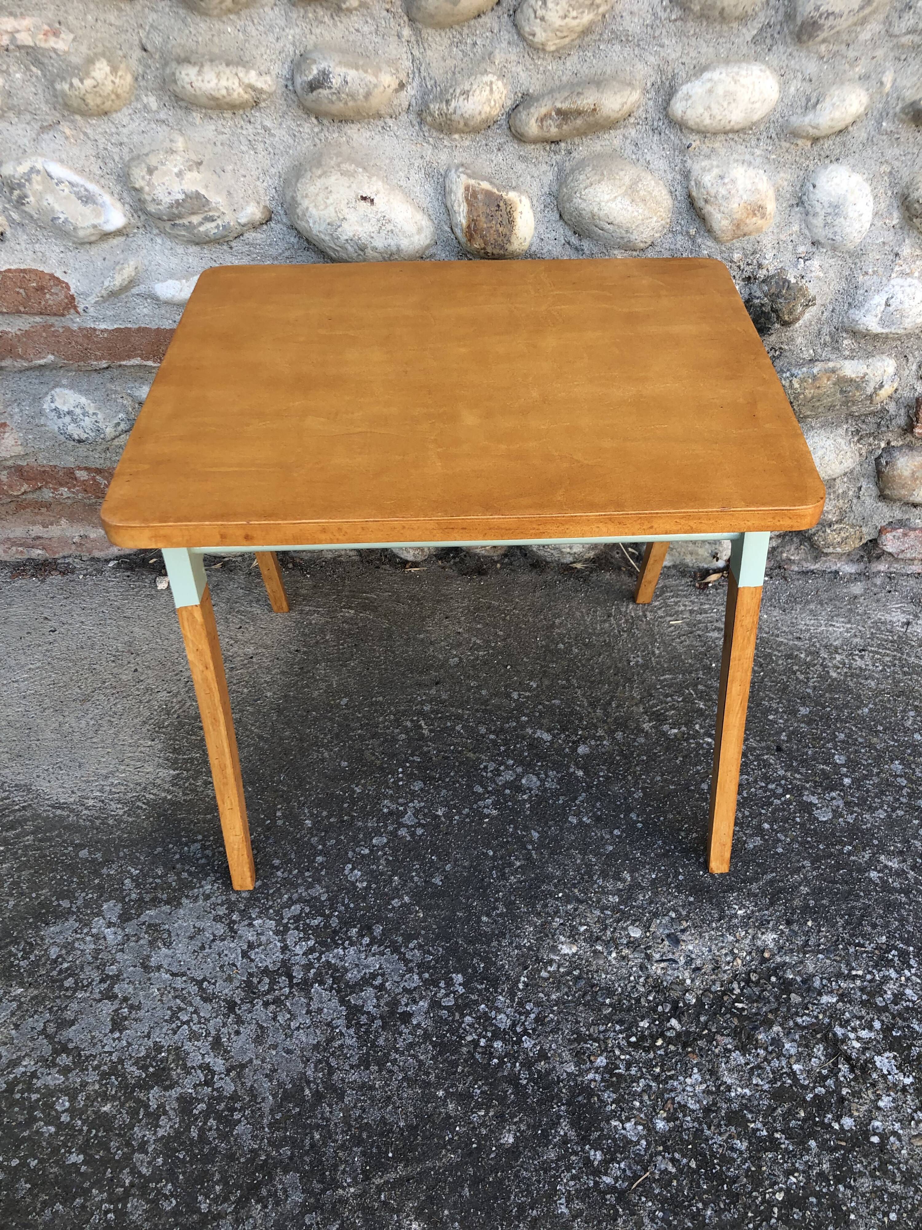 Maternal desk and its chair