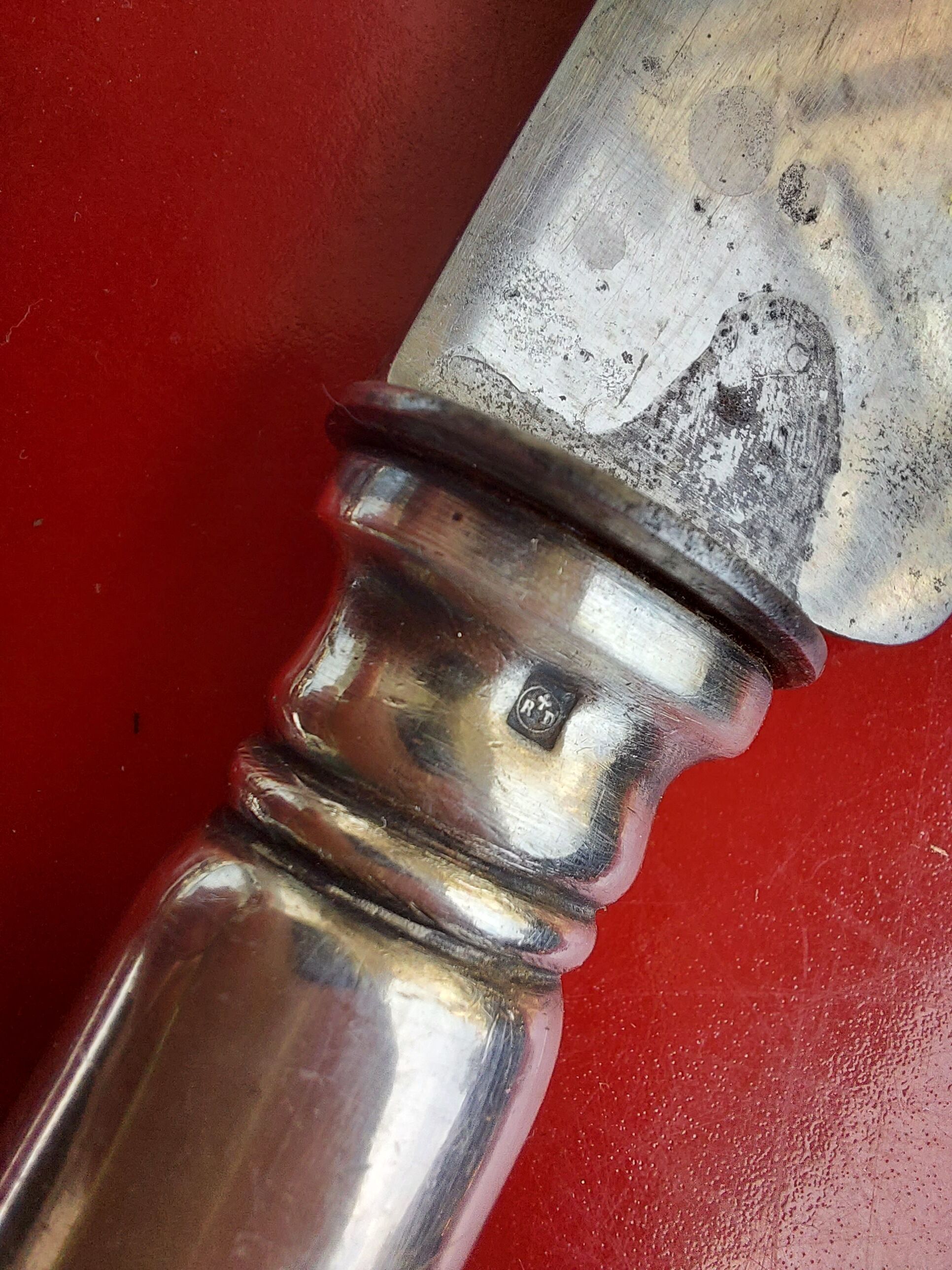 Monogrammed leg service, Ravinet d'Enfer