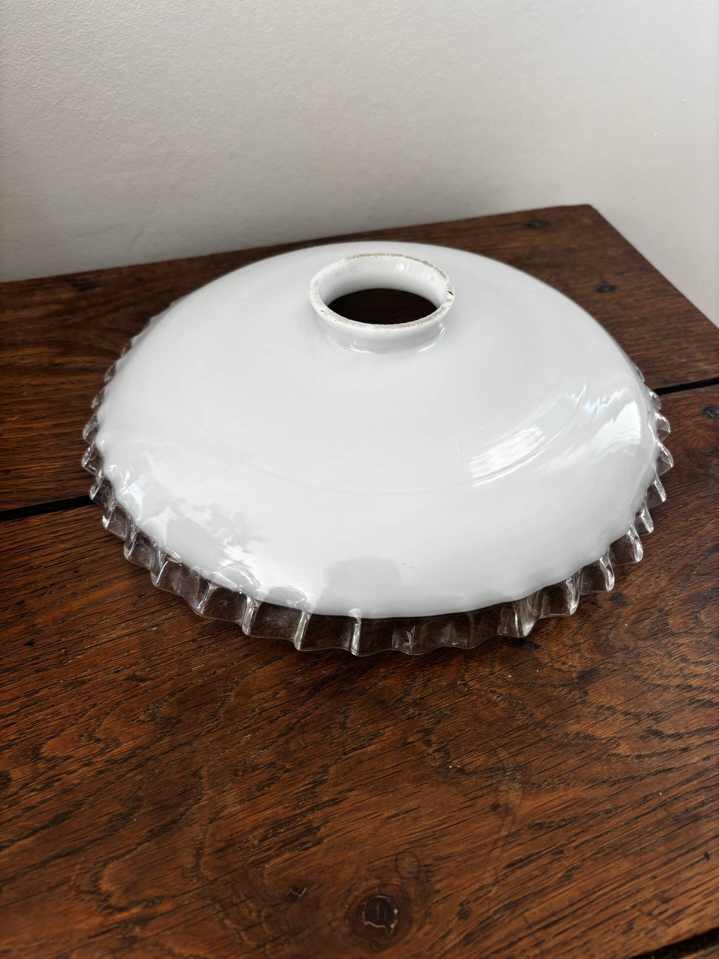 Vintage pendant lamp in white opaline with a scalloped effect.