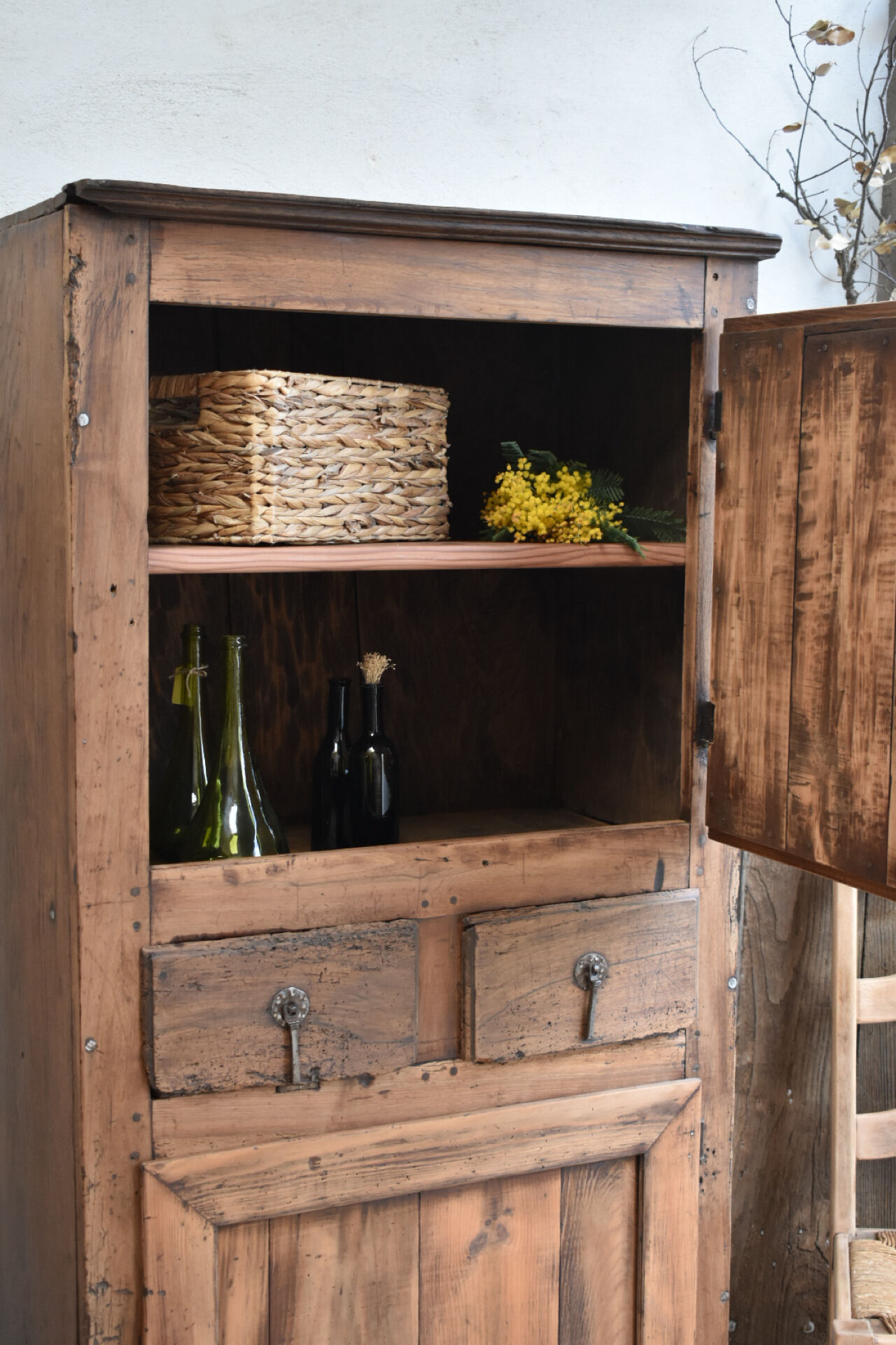 Rustic bonnetière