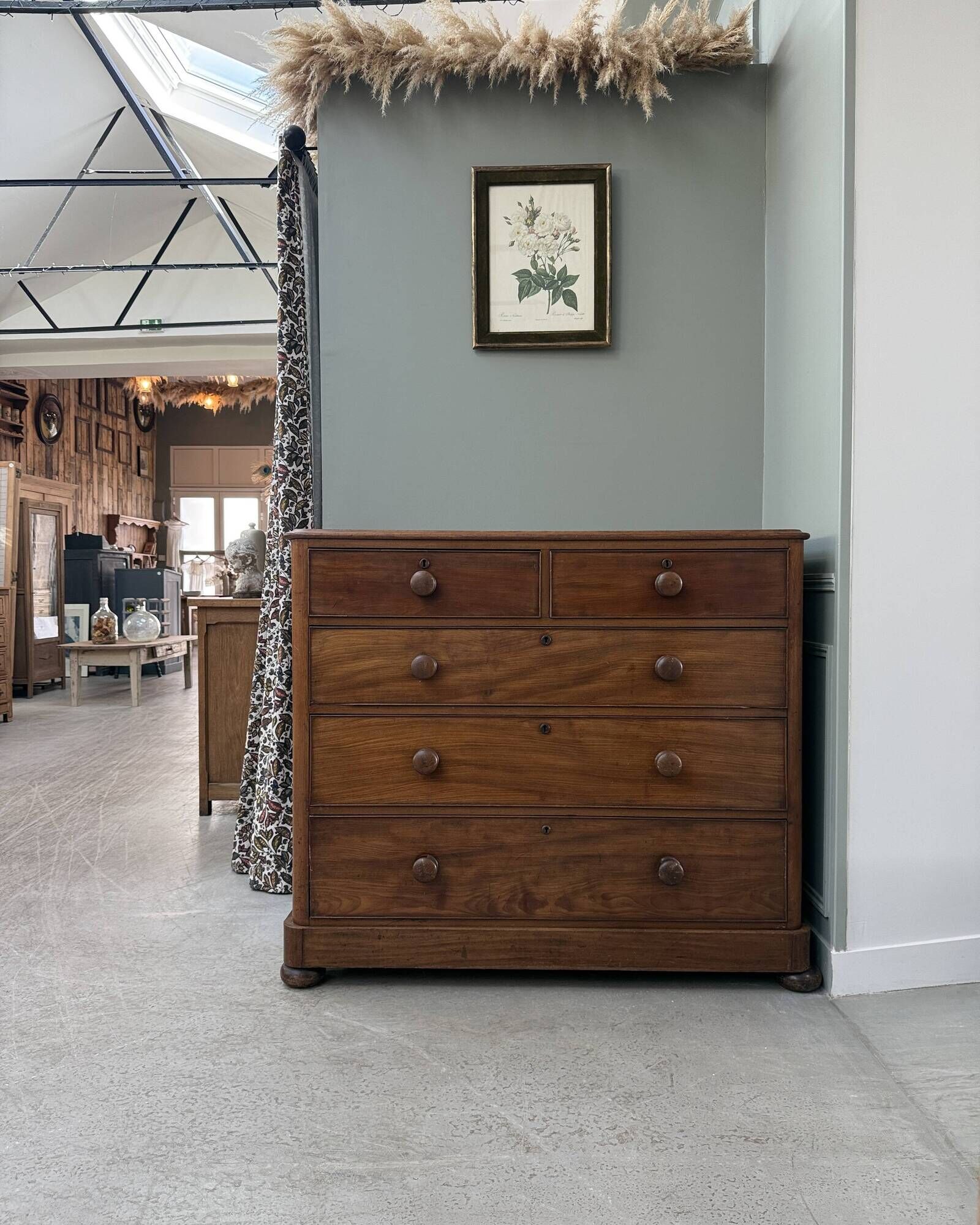 Large Victorian English mahogany chest of drawers (renovated)