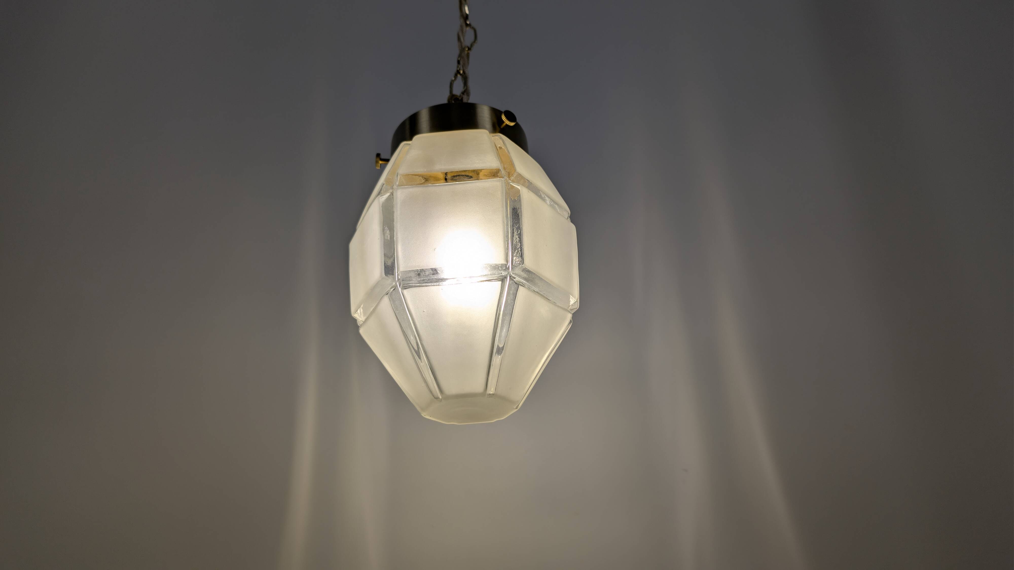 Art Deco faceted glass suspension, vintage light fixture with a diamond spirit and é.