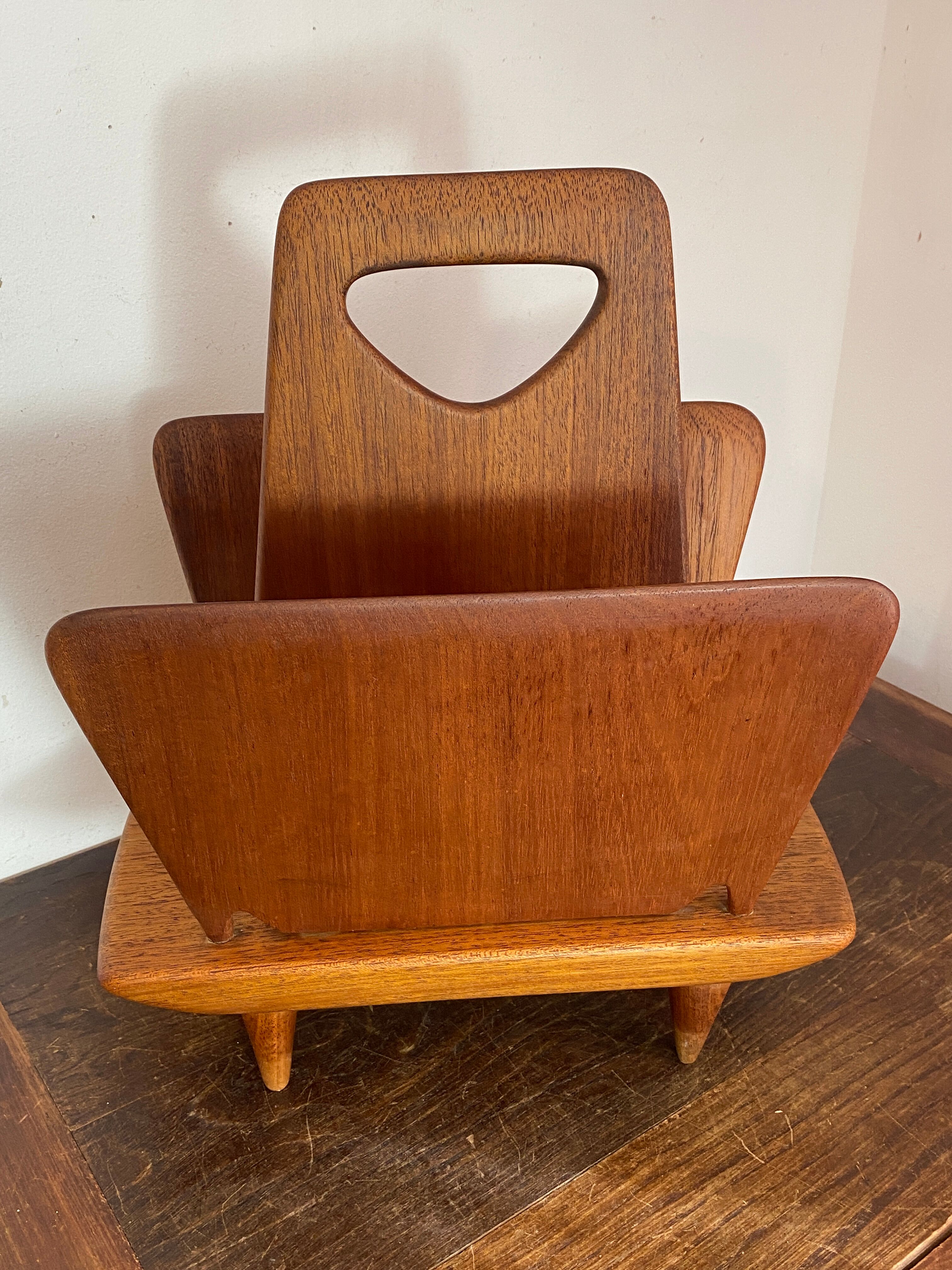 Magazine rack, in oak, by Pierre Cruège