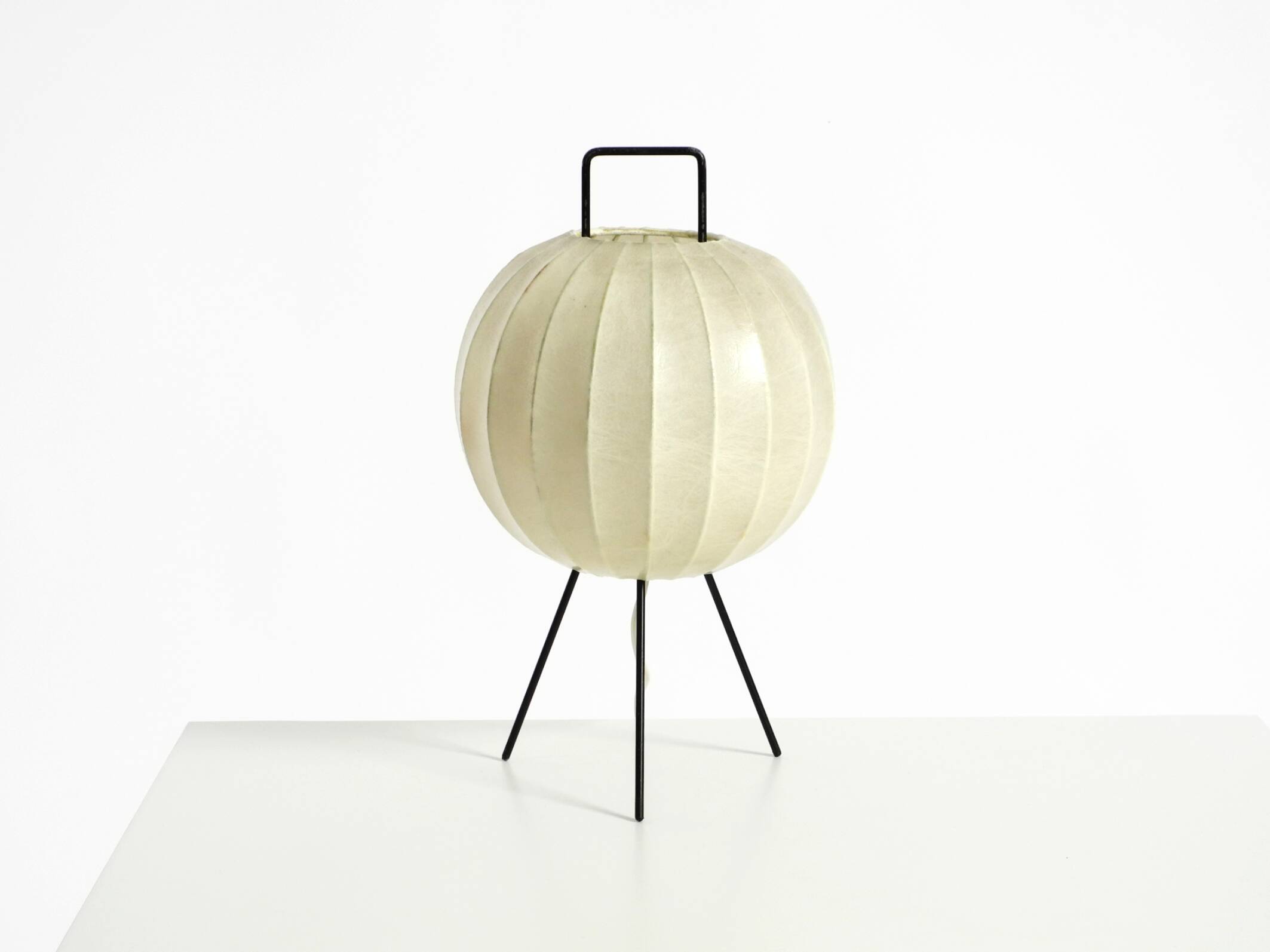 Very rare and beautiful Mid-Century Modern tripod Cocoon table lamp