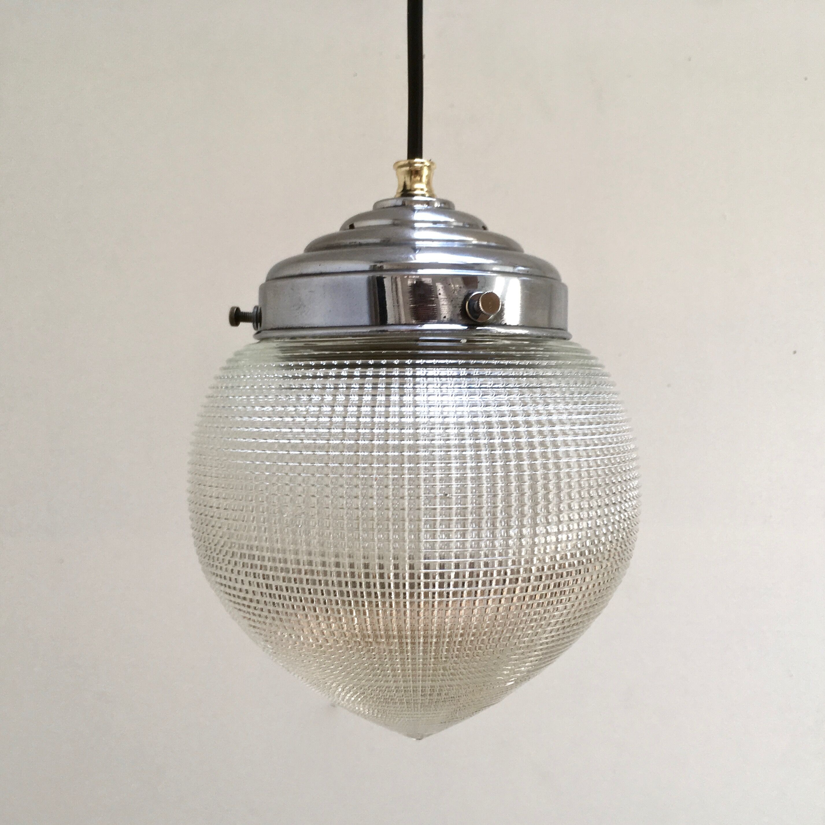 Paire de suspensions Holophane modèle goutte en verre strié circa 1940