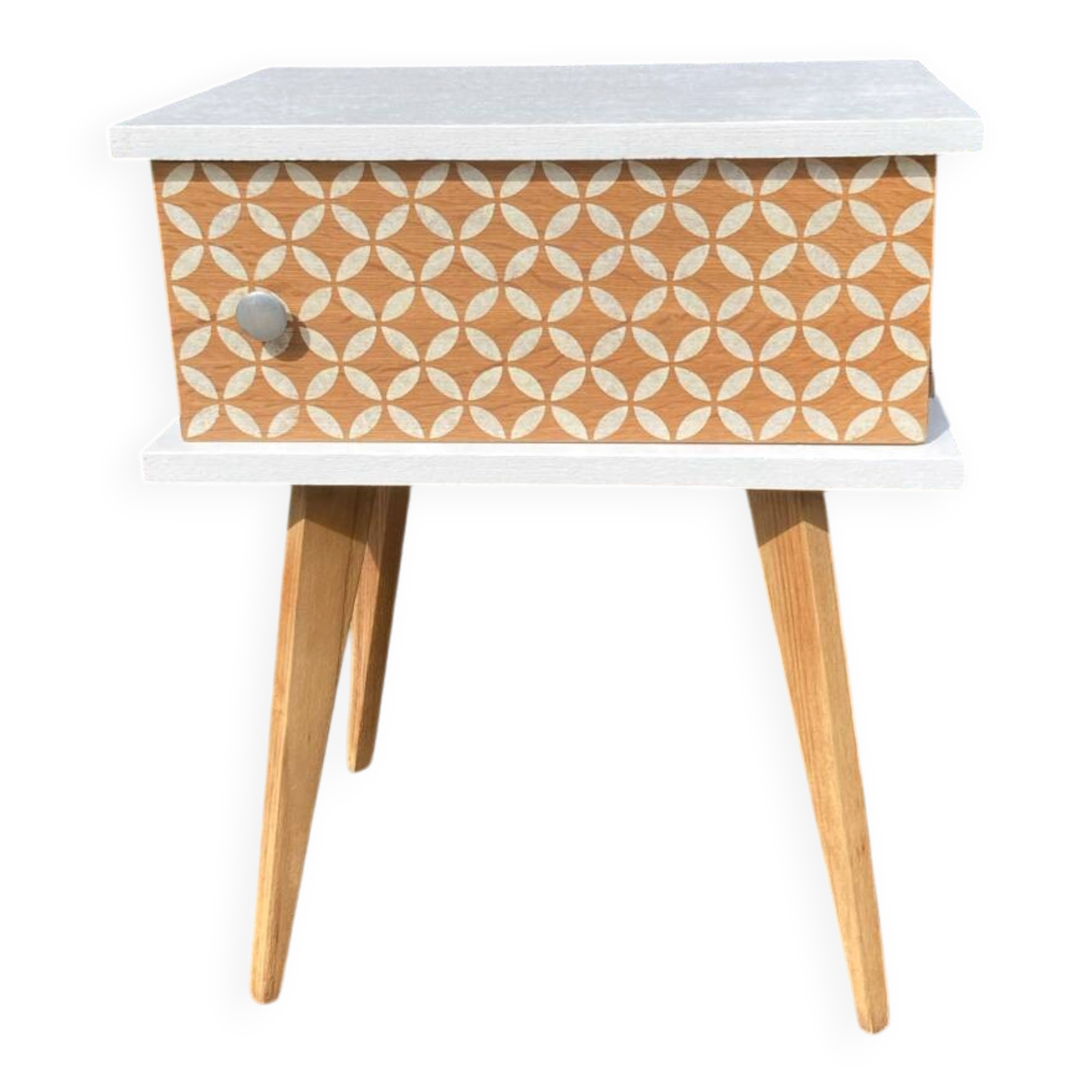 Beautiful vintage bedside table with tapered legs, Scandinavian/pop style in raw white.