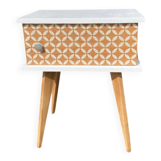 Beautiful vintage bedside table with tapered legs, Scandinavian/pop style in raw white.