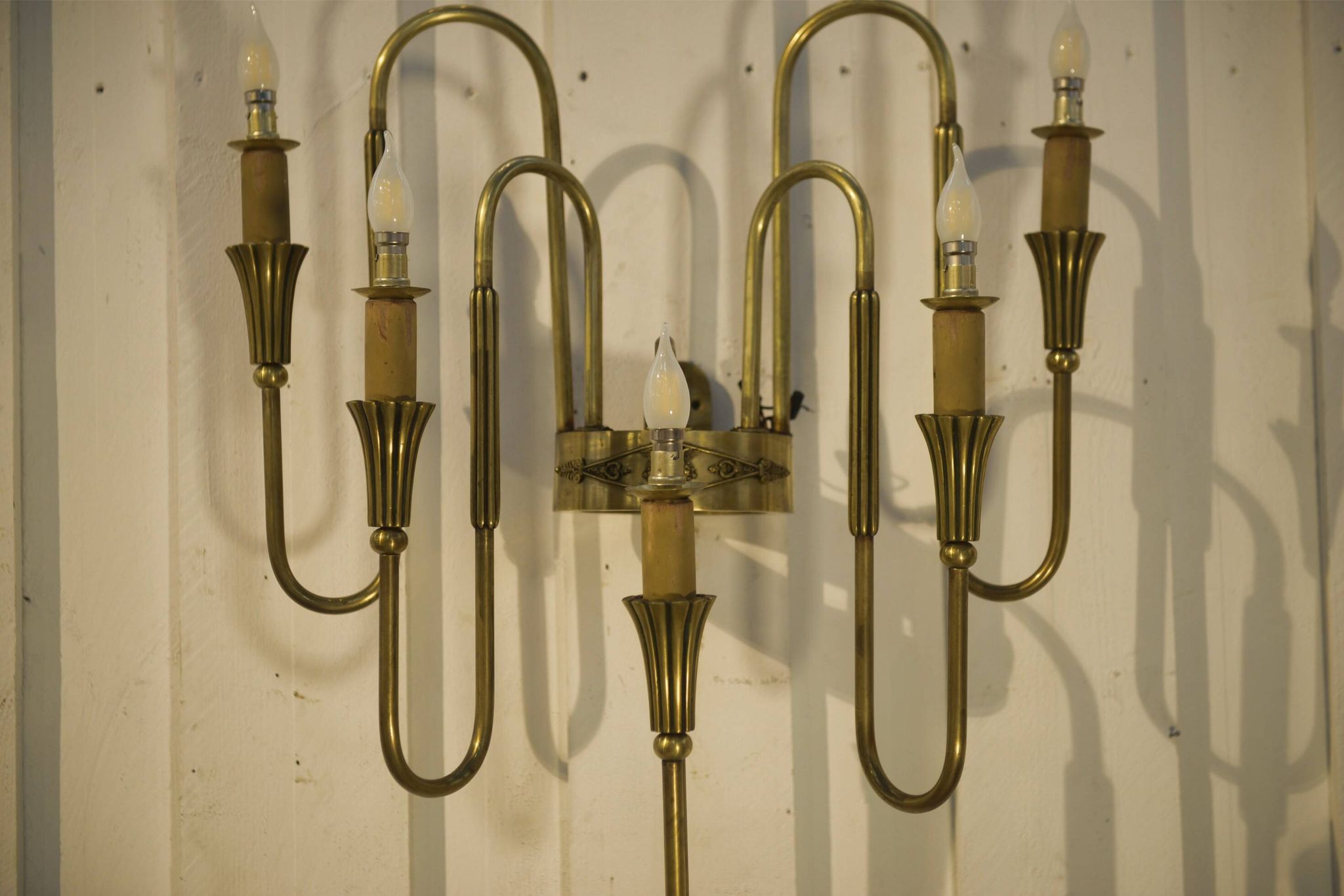 Monumental bronze wall light with 5 arms, neoclassical Art Deco from the 1940s.