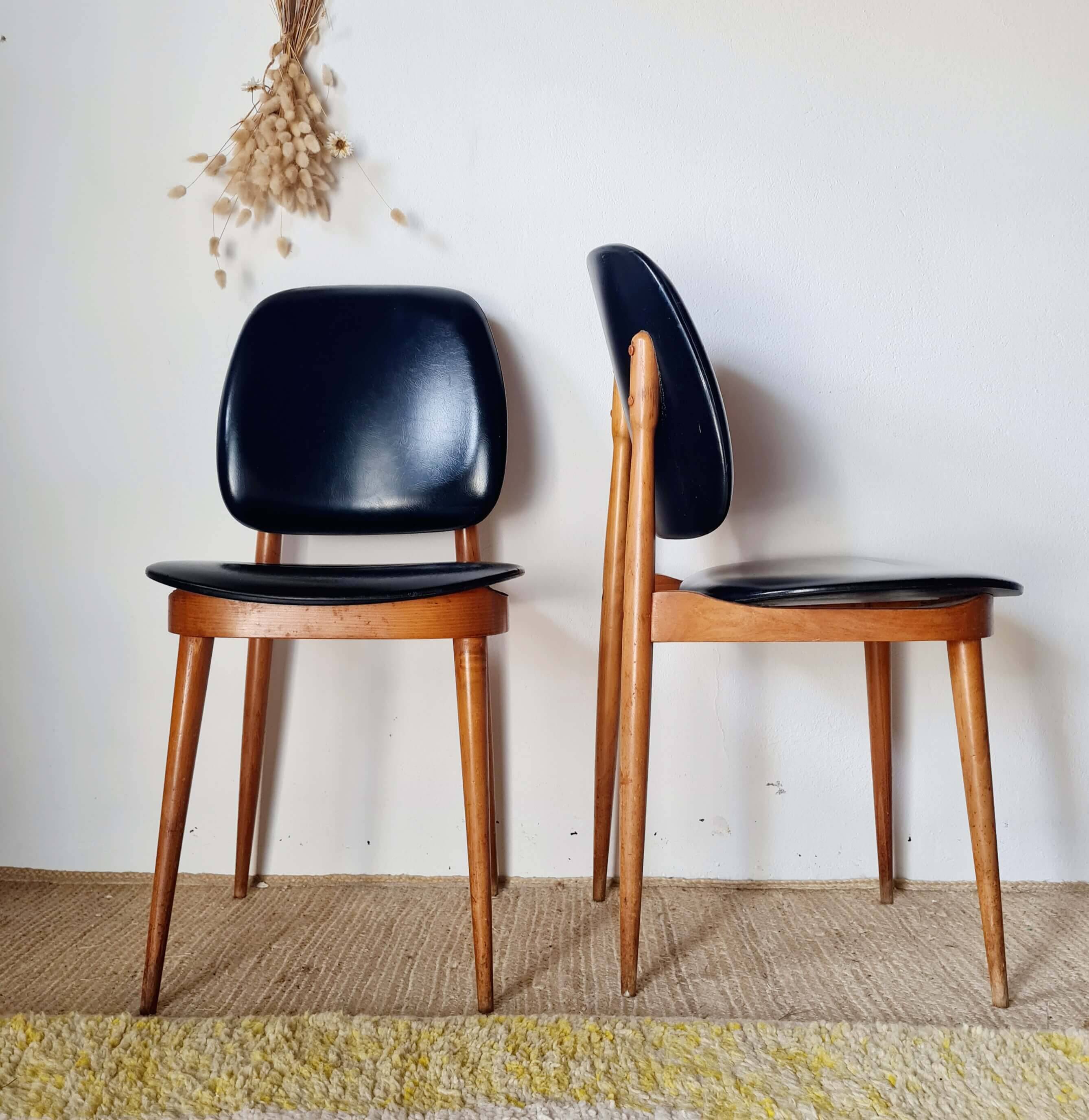 Paire de chaises vintage 1960 – Pieds compas & Simili-cuir noir