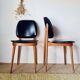 Paire de chaises vintage 1960 – Pieds compas & Simili-cuir noir
