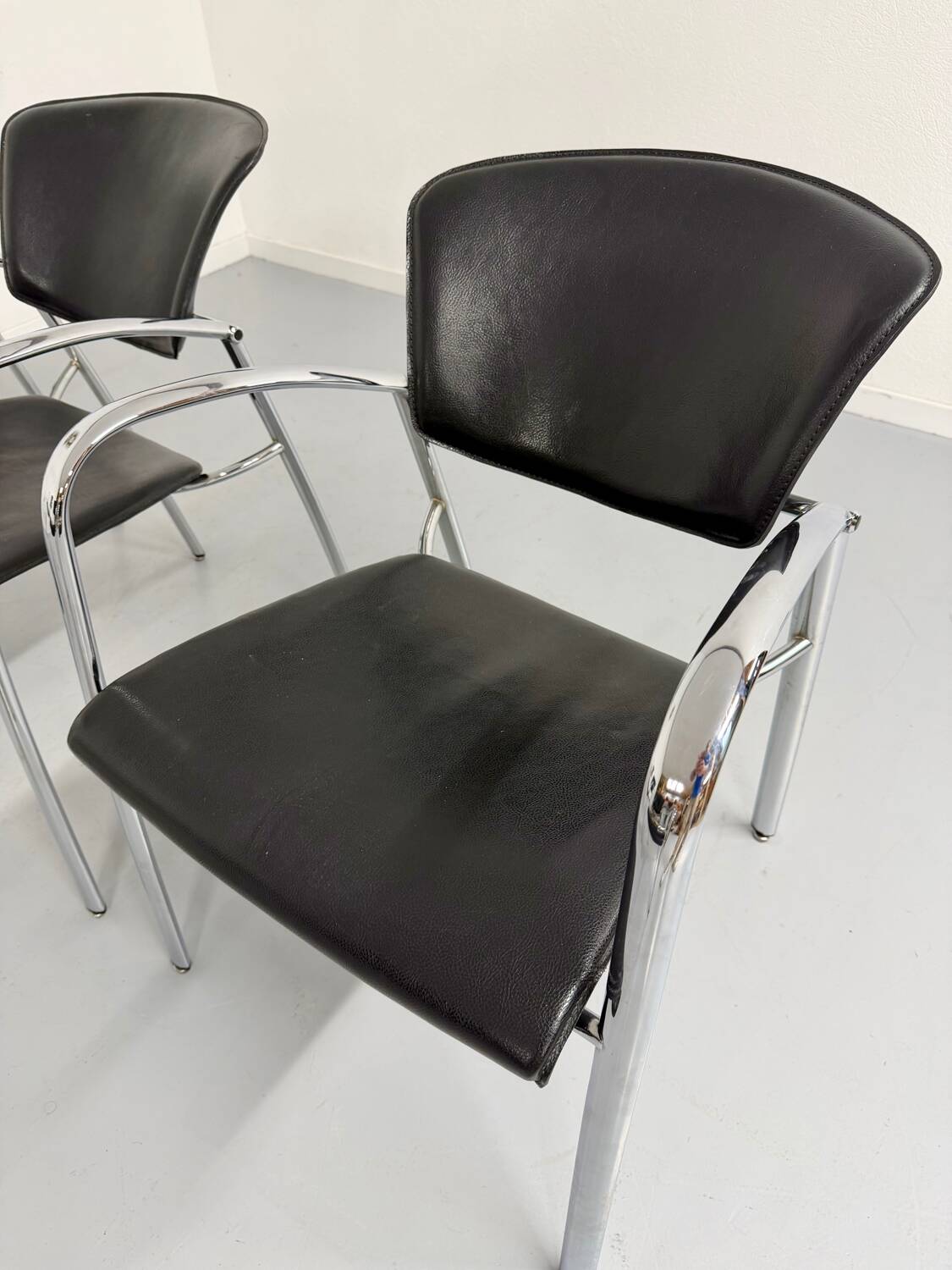 6 black leather and chrome metal chairs Brayton International vintage sa