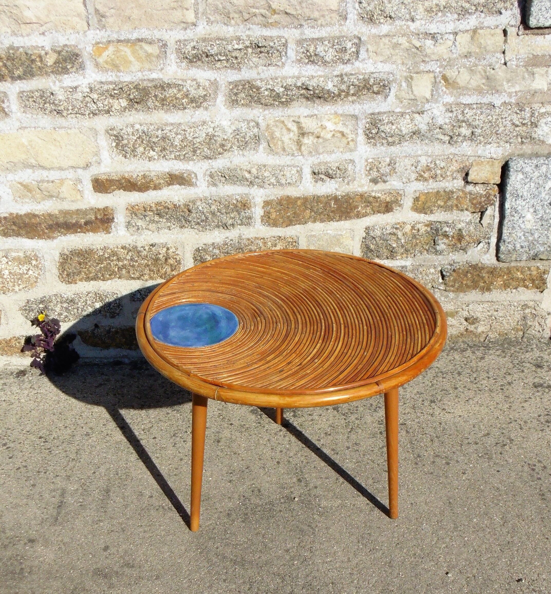 Round coffee table deco tray in rattan and ceramics