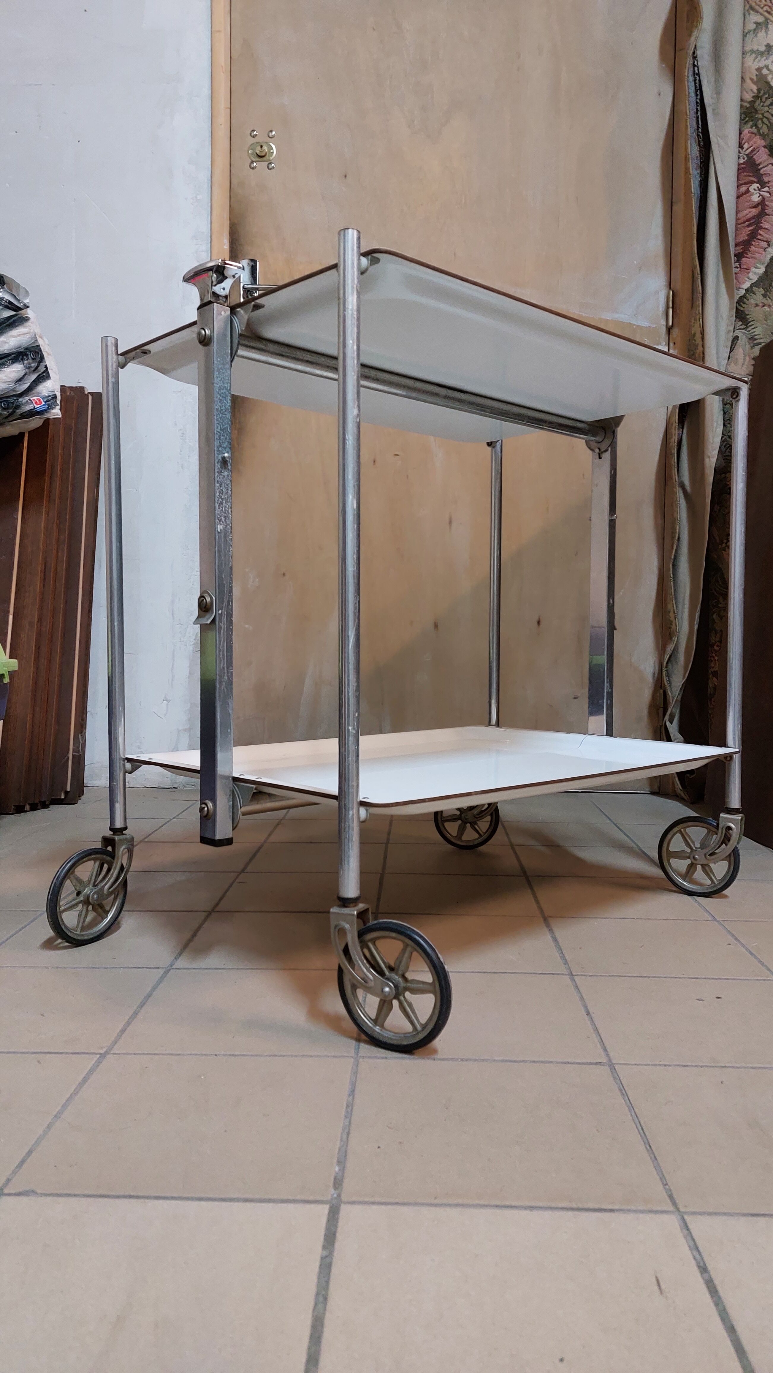 Folding tray with vintage wheels Textable in white formica
