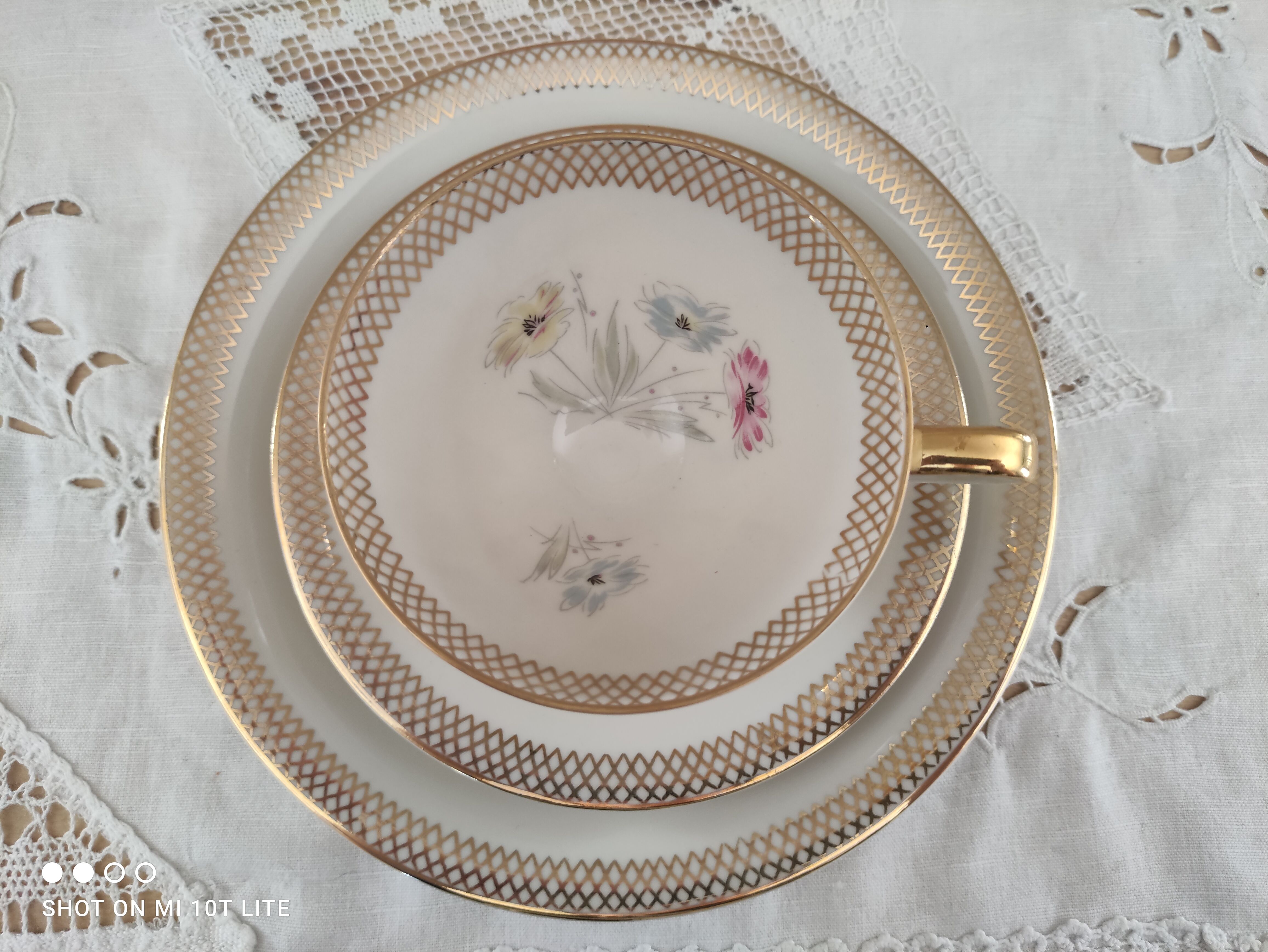 Solitaire en porcelaine Bavaria décor floral croisillons Trio tasse, sous-tasse assiette à dessert