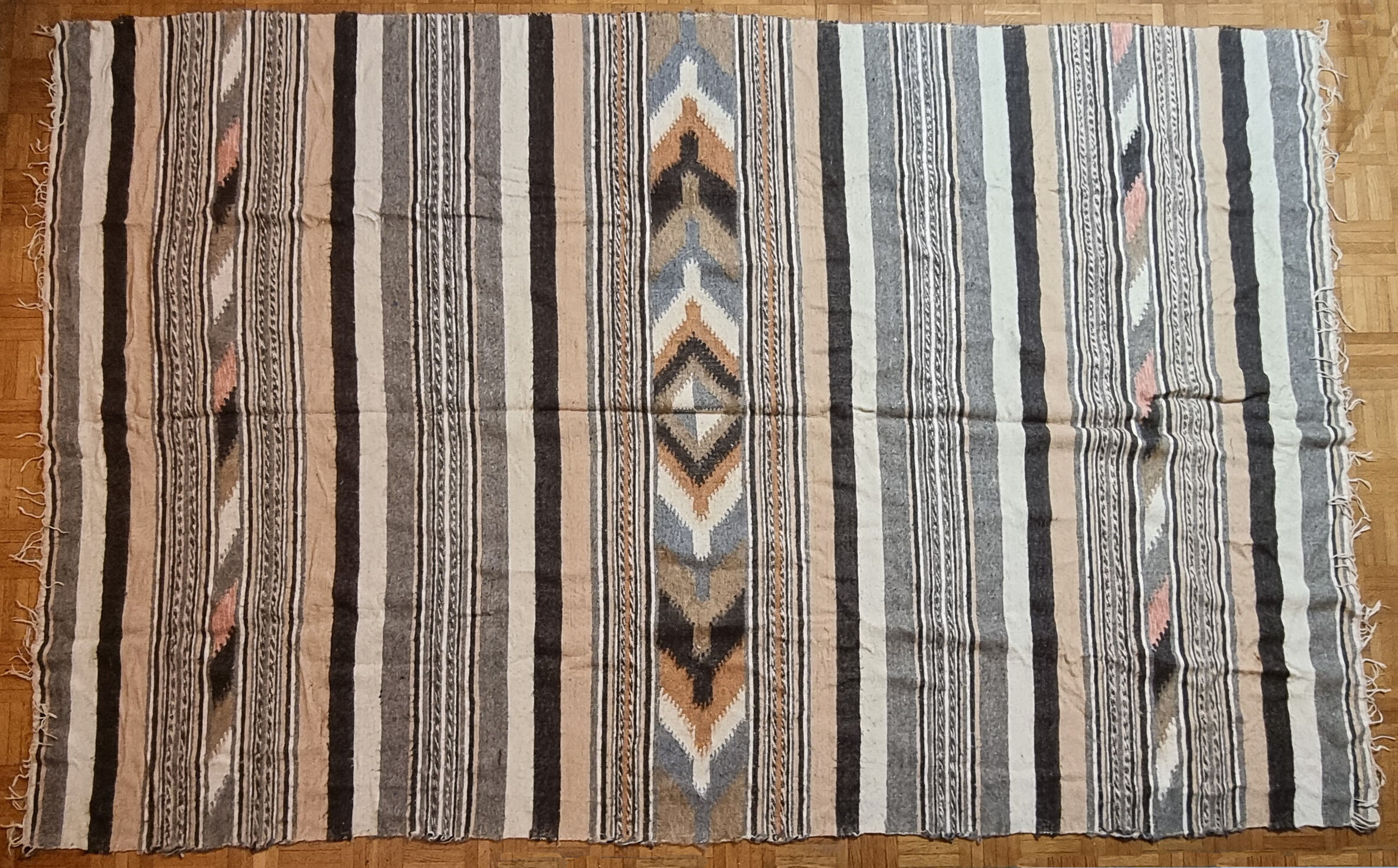 Berber carpet in wool with ethnic geometric patterns, 271 cm x 178 cm
