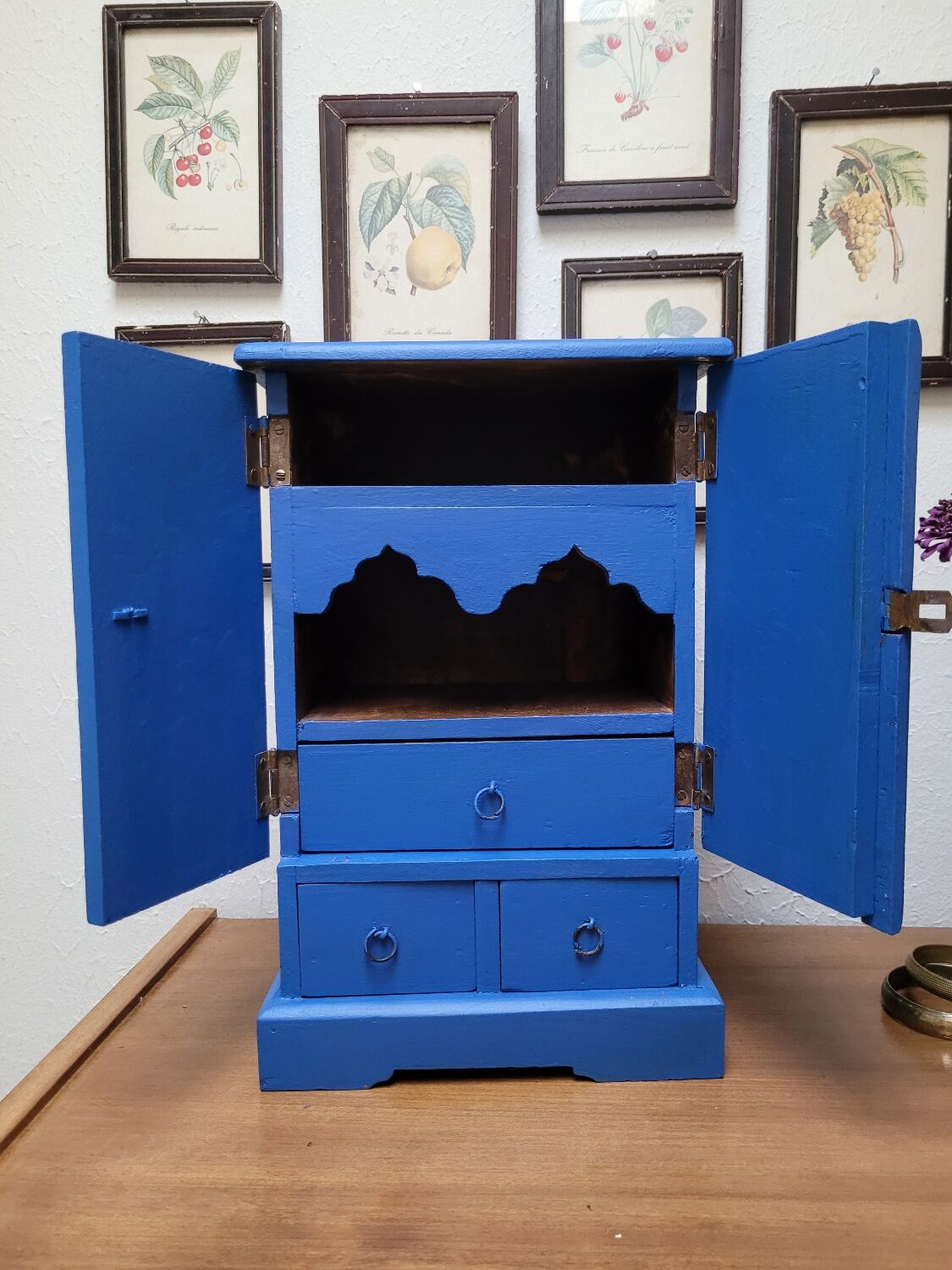 Small 20th century cabinet