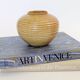 Vase vintage en grès ocre doré, céramique d’artiste signée