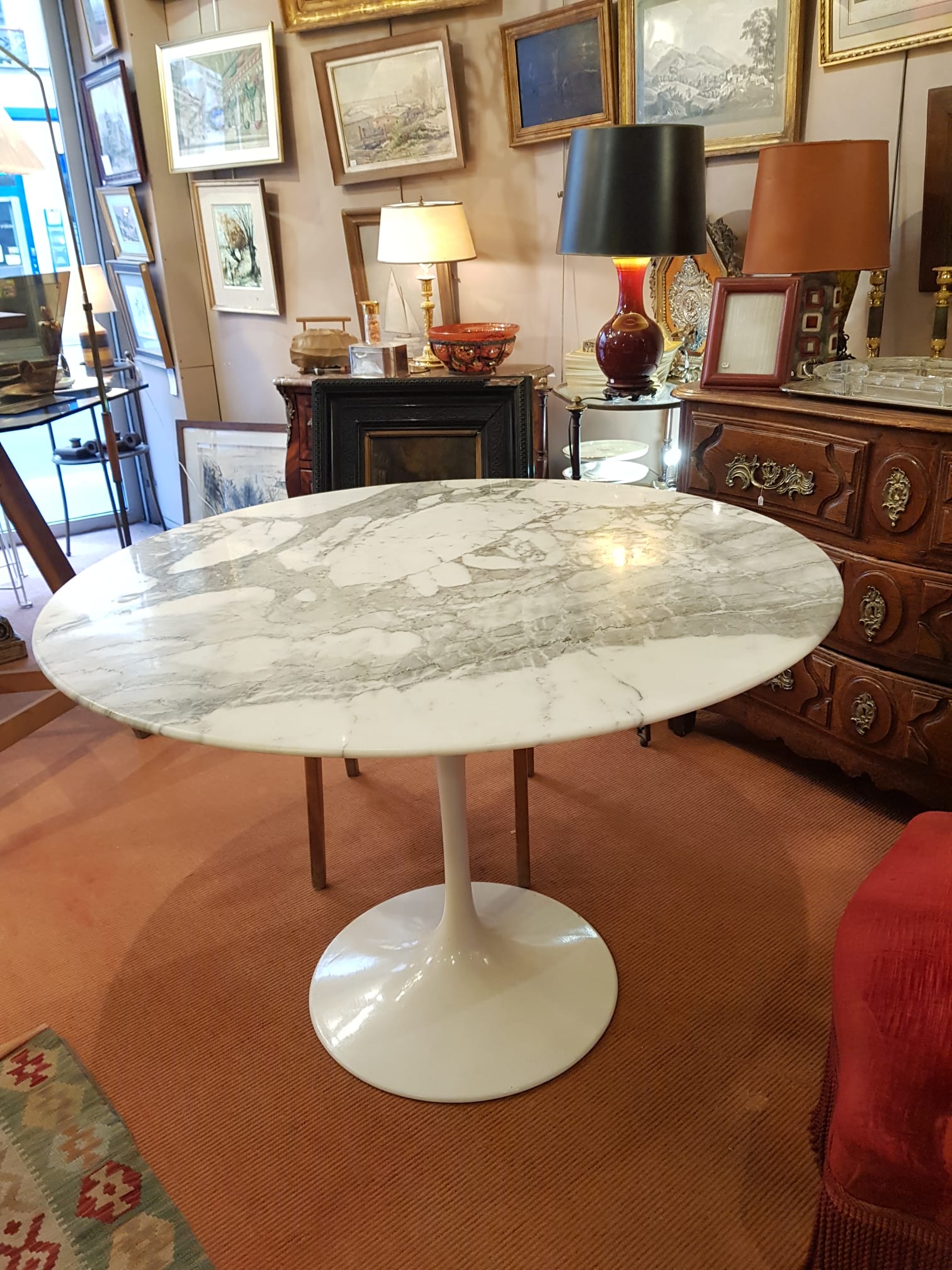 Marble tulip round table by eero saarinen