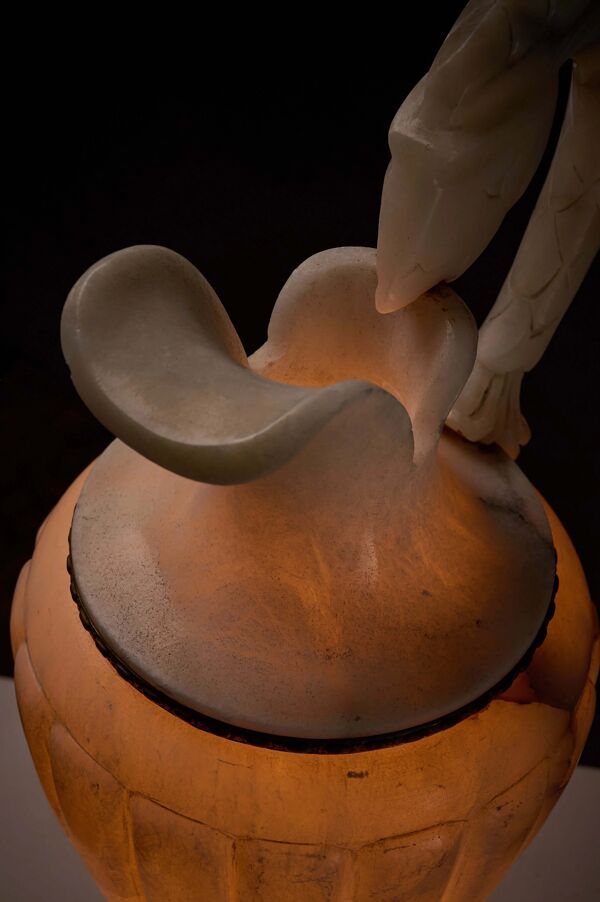 Lampe en albâtre sculpté avec une poignée en forme de poisson stylisé