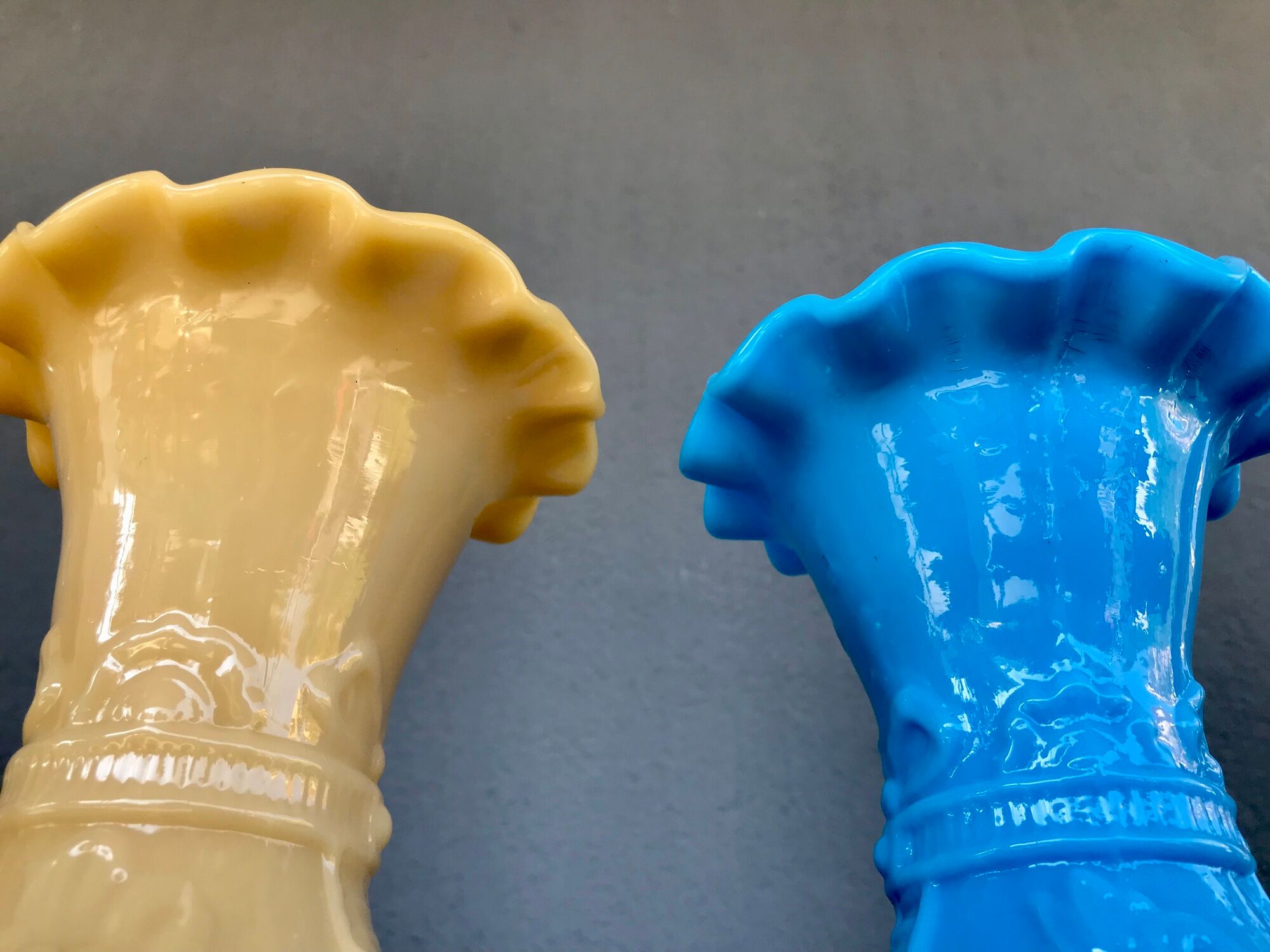 Paire de vases opaline de foire début XX