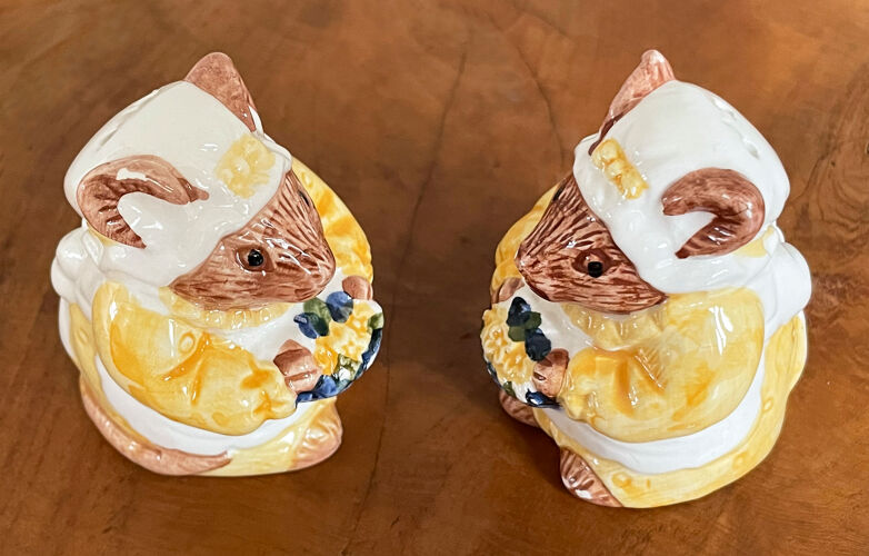 Salières et poivrières de souris souris de campagne en céramique avec des paniers de fleurs