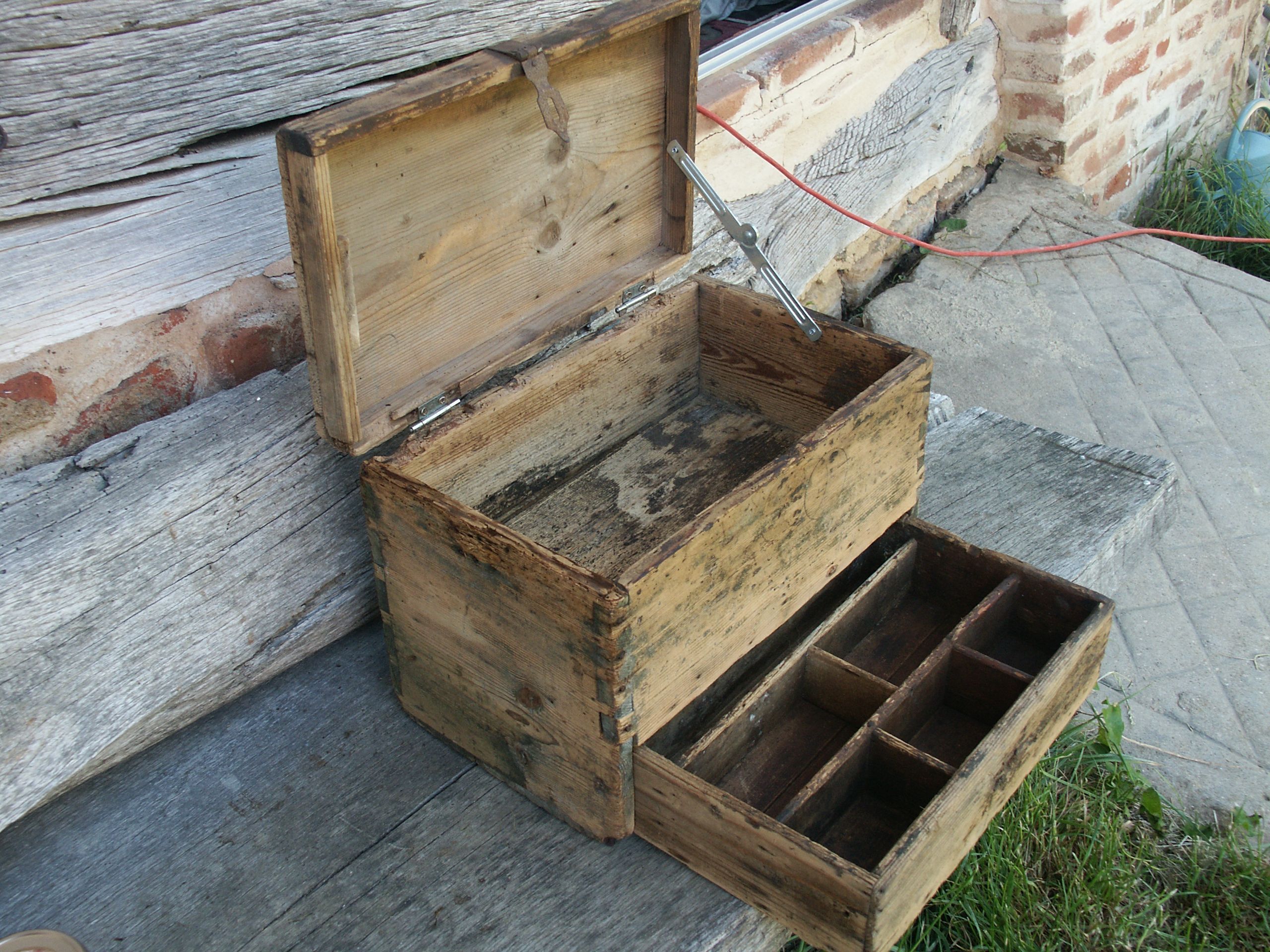 Tools box/antique nails years ago 30/40