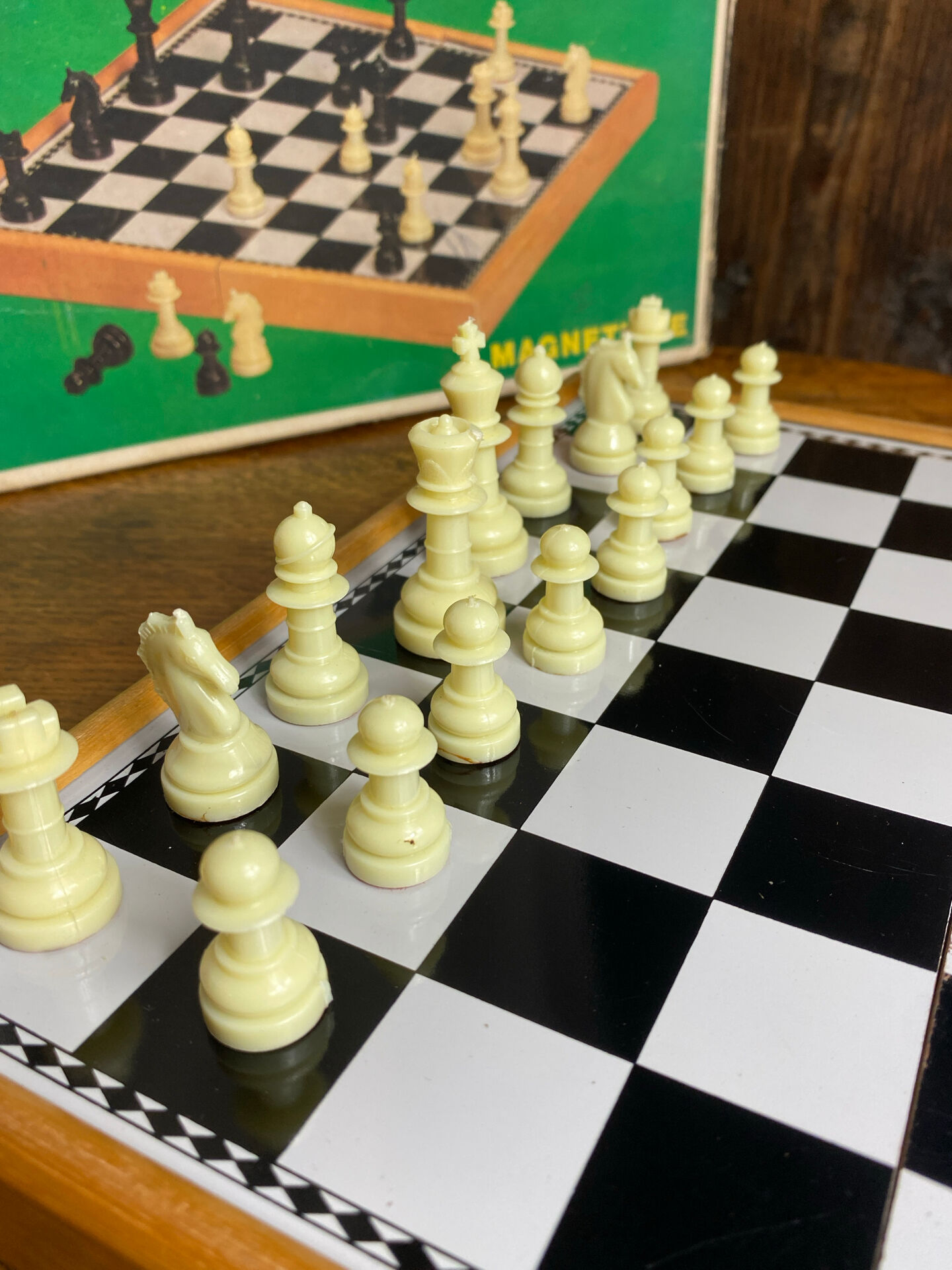 Magnetic and foldable chess set
