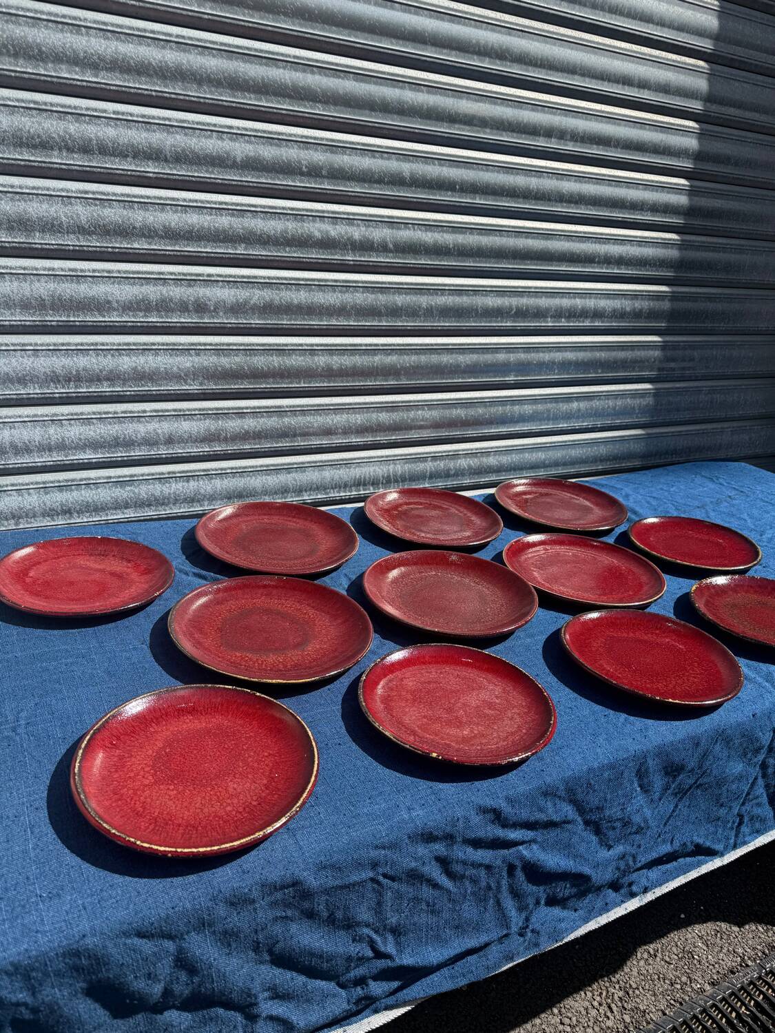 12 Assiettes en céramique sang de bœuf Chinoise des années 1950