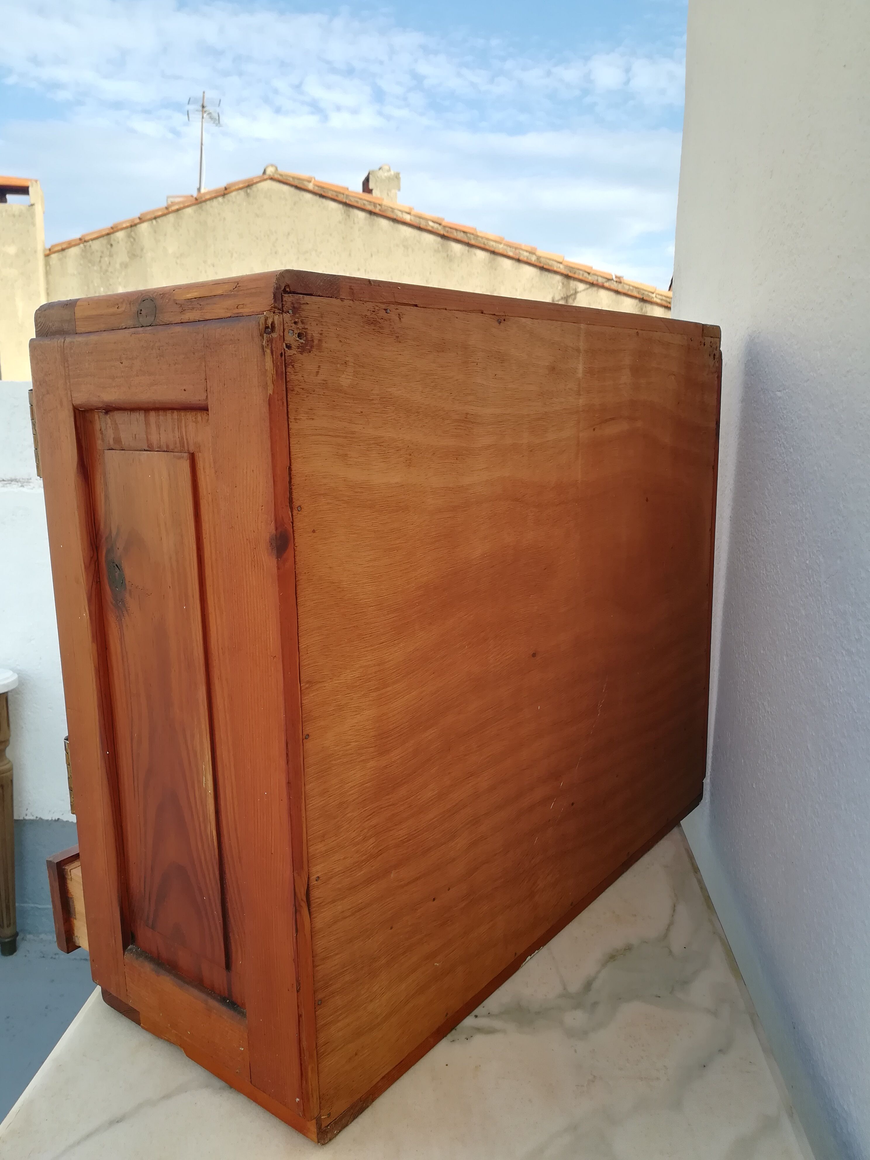 Cabinet a pharmacy art deco