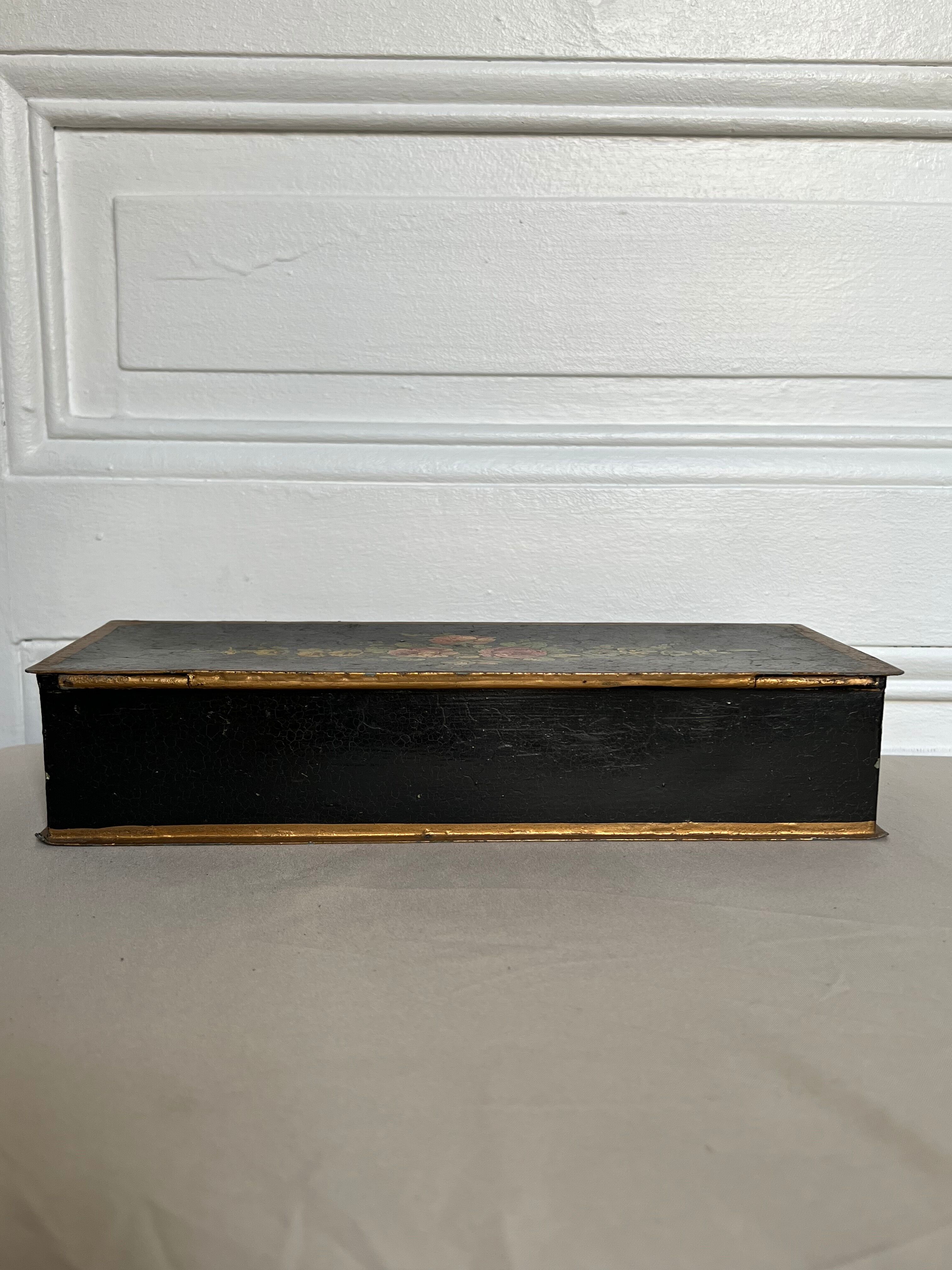 Boite à bijoux noir avec fleurs intérieur tissu gris