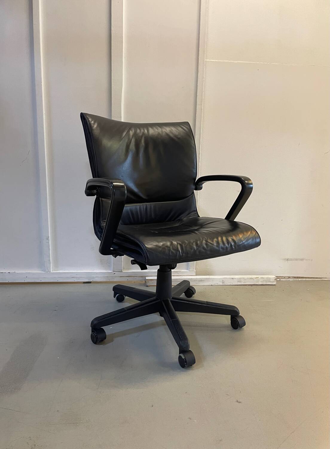 Black leather office chair Model "Qualis" by Emilio Ambasz for Tecno, 1991
